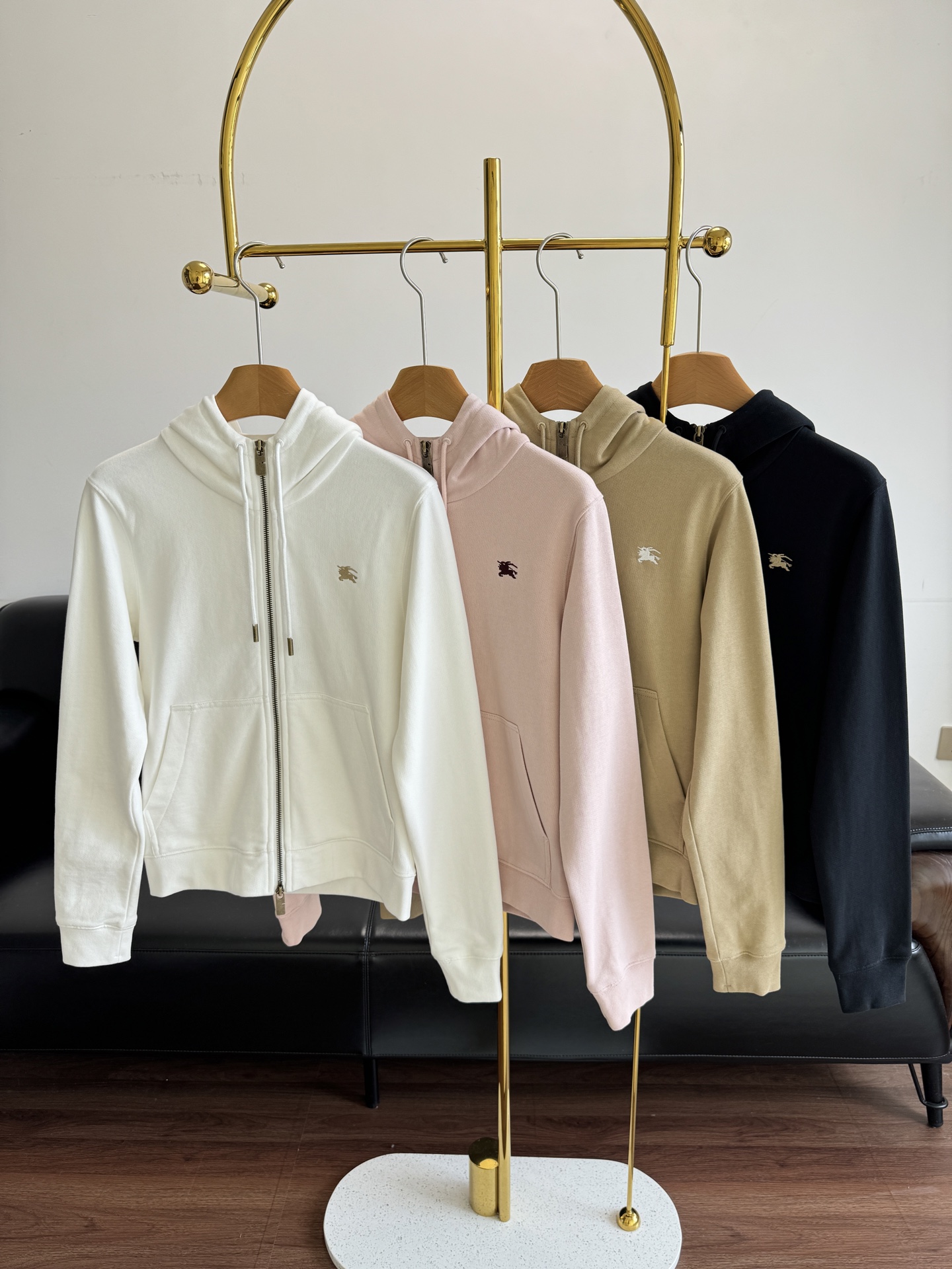 NO:496459,——Burberry Hooded Knight Jacket Love! Come and get the same style as Zhang Jingyi and Chen Lijun. The classic knight seal pattern instantly makes you the focus of the crowd, and the British style is full of British style. Whether it is paired with pants or skirts, you can easily show the sense of high-end quality. SML, burberry, skirts, jackets & coats, hats, alexander wang19860909——Burberry 连帽骑士外套 爱了爱了!快来get张婧仪和陈丽君明星同款 经典的骑士印章图案,瞬间让你成为人群中的焦点,满满的英伦风扑面而来.无论是搭配裤装还是裙装,都能轻松展现高级感 码数sml,,burberry,skirts,jackets & coats,hats,alexander wang,Women's clothing