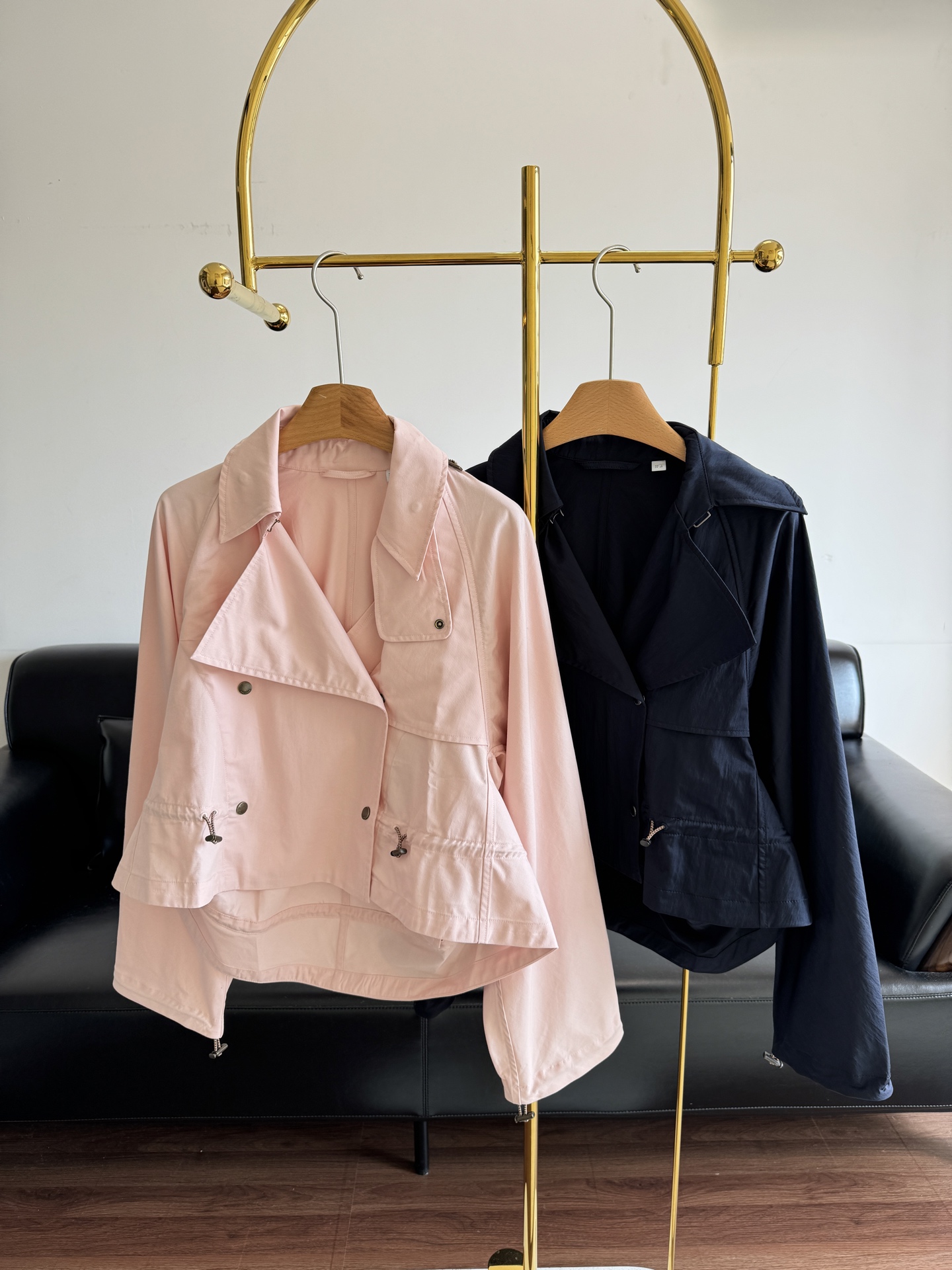 NO:749676,Price adjustment - BURBERRY 25 new early autumn short windbreaker jacket. The loose silhouette hides the flesh and makes the body look slimmer. The dropped shoulder design weakens the edges and corners. It is suitable for commuting and elegant for dating. It looks great with jeans or a dress. It makes it high-end and refined, and reveals luxury in a low-key manner ~ Size SML, burberry, skirts, jeans, jackets & coats,19860909调价——BURBERRY 25早秋新款短款小风衣外套 宽松廓形藏肉显瘦,落肩设计弱化棱角,通勤穿得体,约会穿气质,随手搭配牛仔裤或者连衣裙都很好看,让高级又精致,低调中透着奢华～ 码数SML,,burberry,skirts,jeans,jackets & coats,,Women's clothing