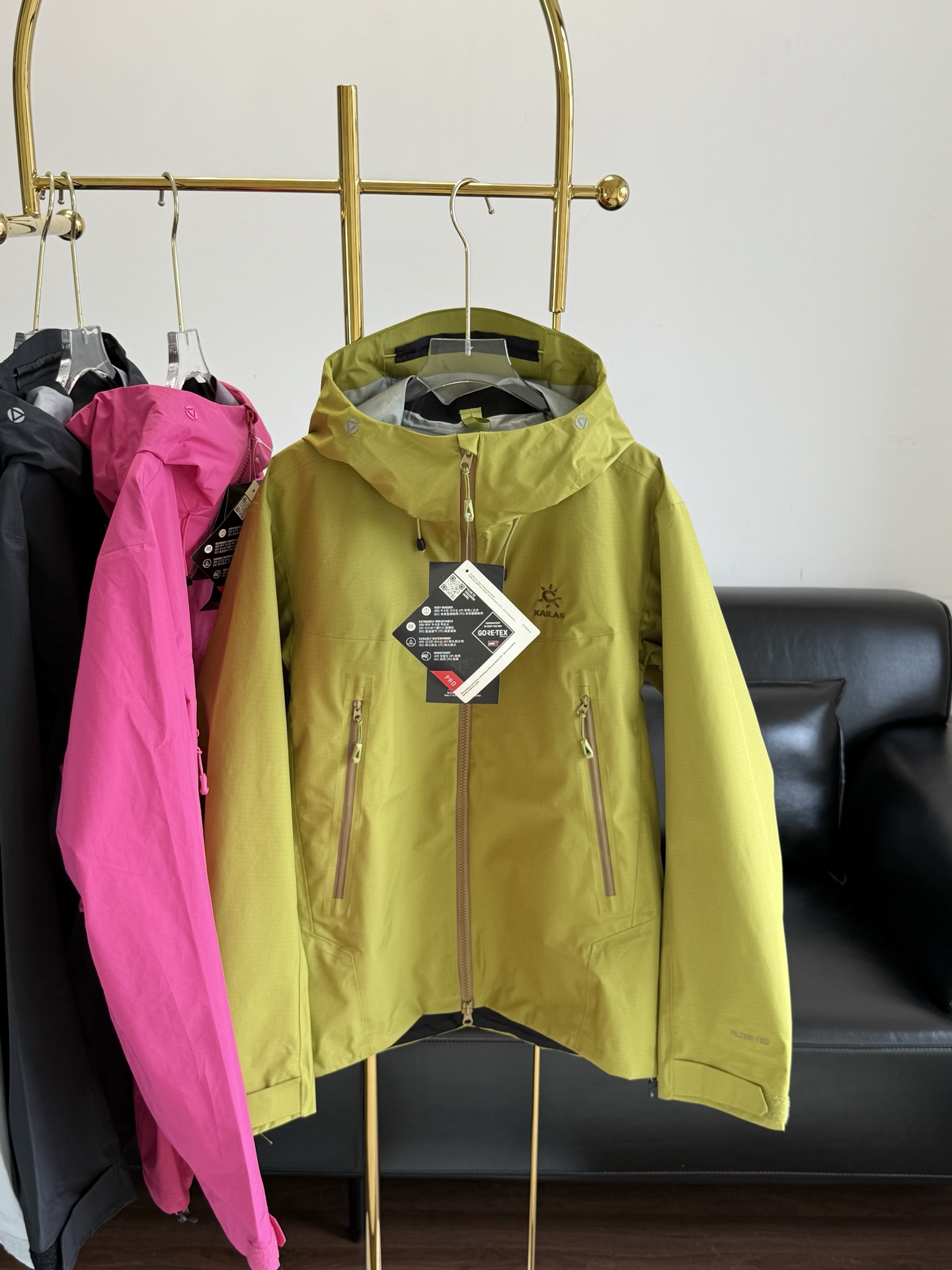 p510——KAILAS凯乐石博格达LT冲锋衣防风防水户外运动徒步登山服外套男女同款
3D立体剪裁工艺,贴合人体工学,无论是男士的挺拔身姿还是女士的柔美曲线,都能得到完美展现,让时尚与功能并存。
这款冲锋衣不仅是户外探险的得力助手,更是日常穿搭中的时尚单品,无论是搭配休闲裤还是牛仔裤,都能轻松驾驭,彰显个性风采!!!
尺码:S-2xl