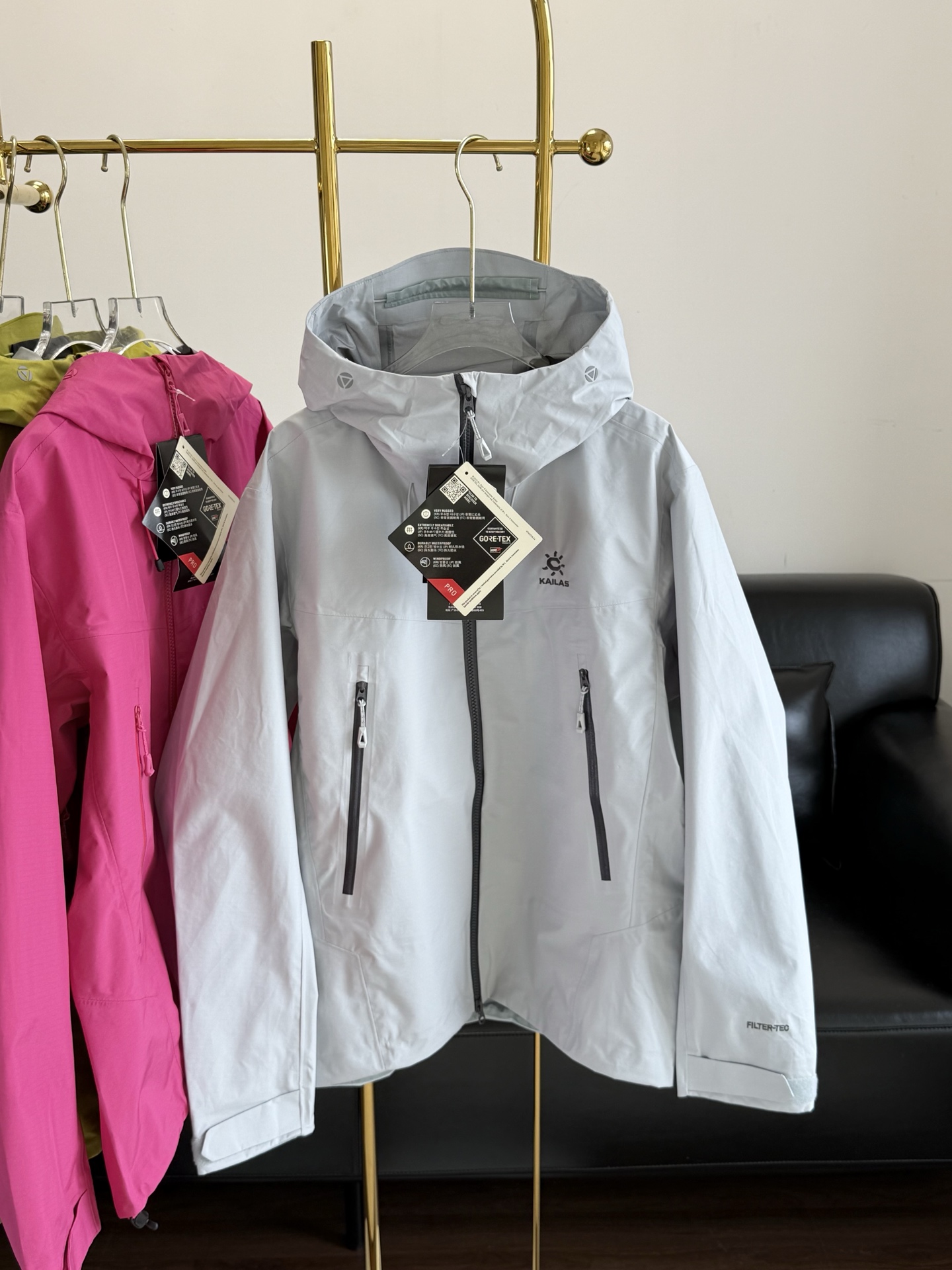 p510——KAILAS凯乐石博格达LT冲锋衣防风防水户外运动徒步登山服外套男女同款
3D立体剪裁工艺,贴合人体工学,无论是男士的挺拔身姿还是女士的柔美曲线,都能得到完美展现,让时尚与功能并存。
这款冲锋衣不仅是户外探险的得力助手,更是日常穿搭中的时尚单品,无论是搭配休闲裤还是牛仔裤,都能轻松驾驭,彰显个性风采!!!
尺码:S-2xl