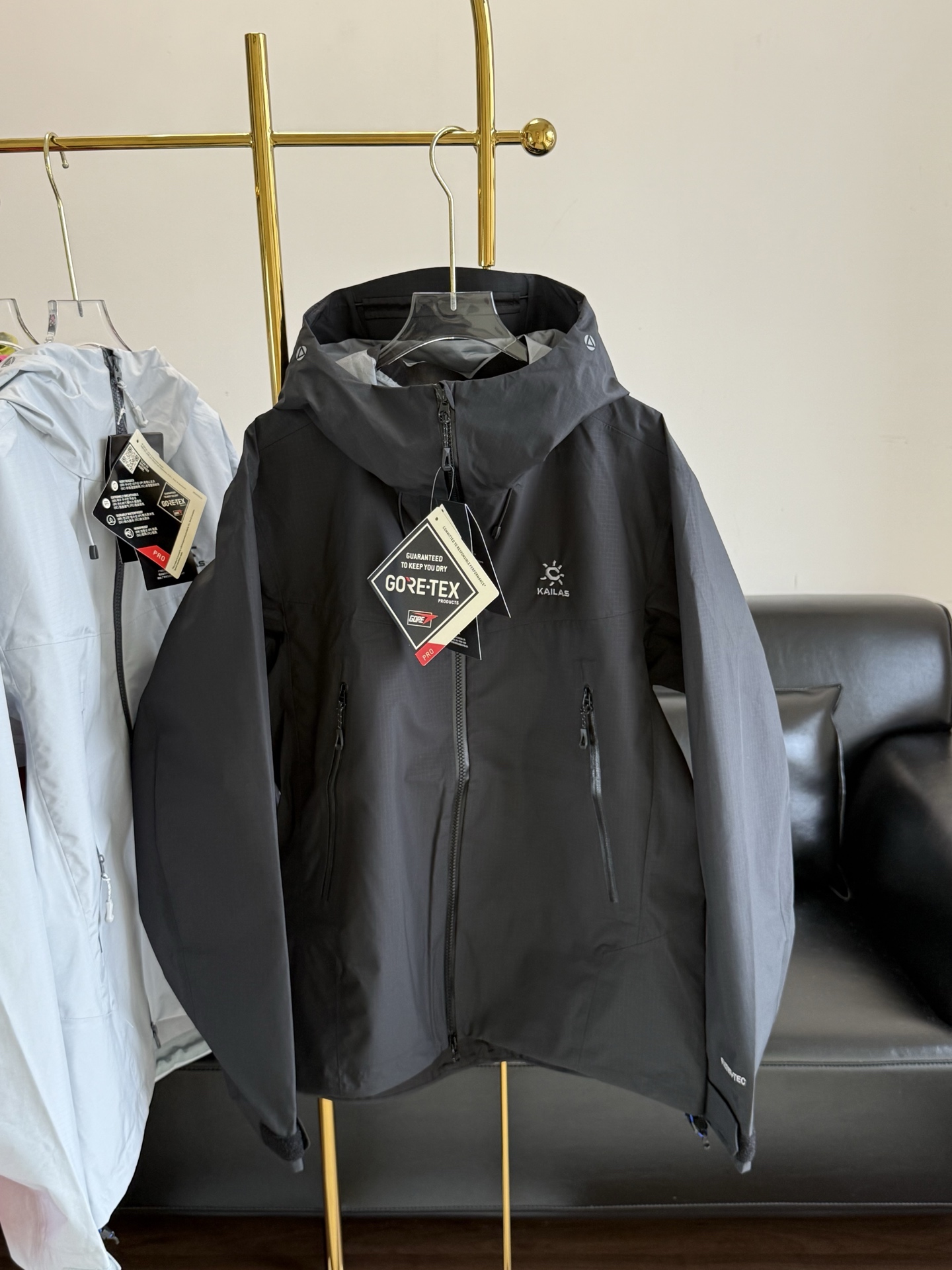 p510——KAILAS凯乐石博格达LT冲锋衣防风防水户外运动徒步登山服外套男女同款
3D立体剪裁工艺,贴合人体工学,无论是男士的挺拔身姿还是女士的柔美曲线,都能得到完美展现,让时尚与功能并存。
这款冲锋衣不仅是户外探险的得力助手,更是日常穿搭中的时尚单品,无论是搭配休闲裤还是牛仔裤,都能轻松驾驭,彰显个性风采!!!
尺码:S-2xl