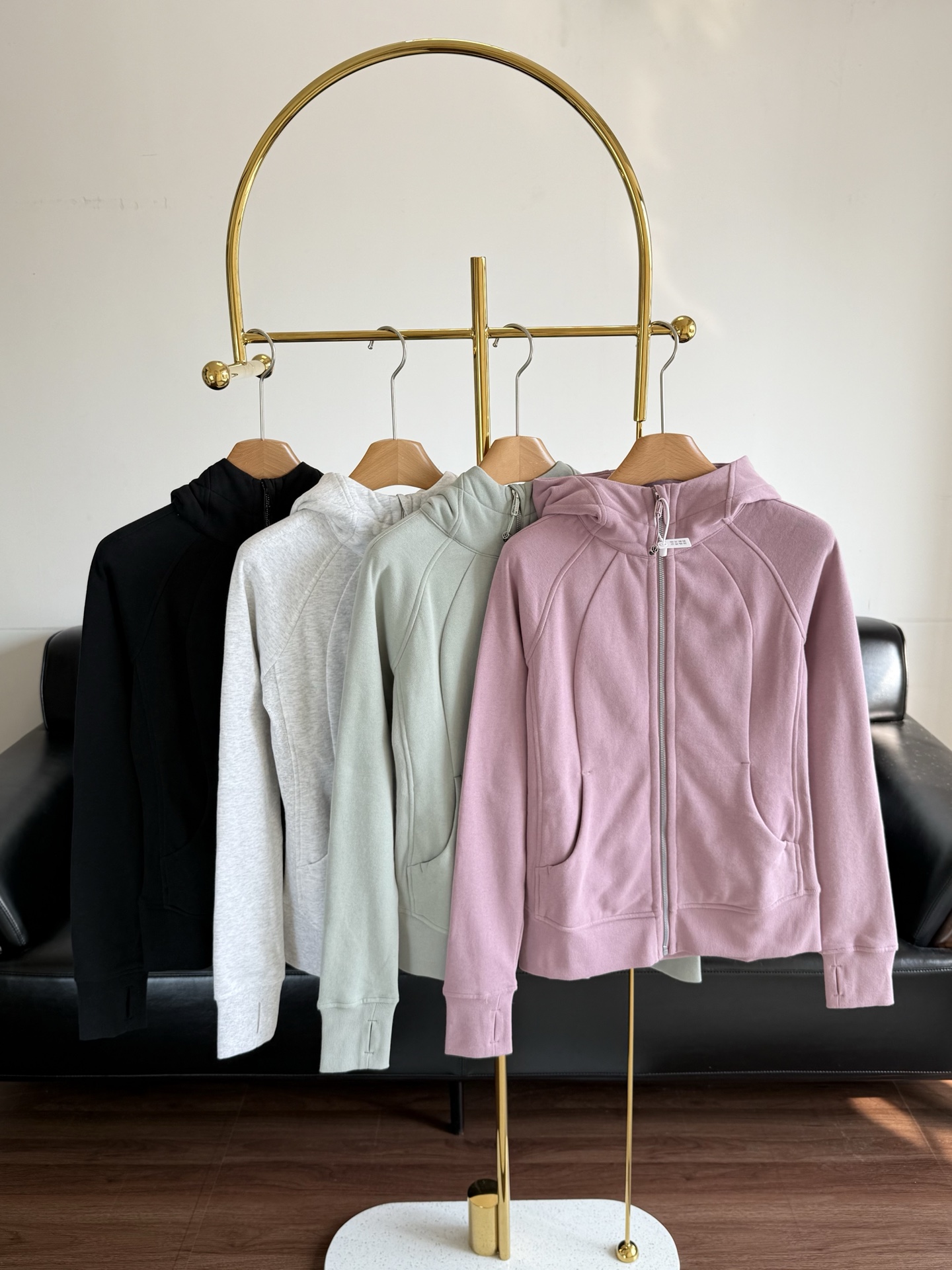 NO:569939,——lululemon Scuba women's zipper hoodie has a slim fit, and the length reaches about the hip, showing a tall and slender figure~ Comfortable dropped shoulder sleeves, shoulder line splicing and arc cutting, comfortable fit. The body is slim and three-dimensional. Vertical pit strip knitted threads are spliced on both sides of the waist, slimming the waist!! The pockets are cut along the three-dimensional splicing. It is very simple and low-key. Code number 4 6 8 10,,hats,alexander  wang19860909——lululemon Scuba 女士拉链连帽衫 修身版型,长度到约到臀部的位置 显身材高挑纤细~ 舒适落肩袖,肩线拼接弧形裁剪,舒适贴合 大身是修身型立体裁剪 腰身两侧拼接竖坑条针织螺纹,纤腰显瘦!! 口袋是沿着立体拼接切入的 非常的简约低调 码数4 6 8 10,,hats,alexander wang,Women's clothing