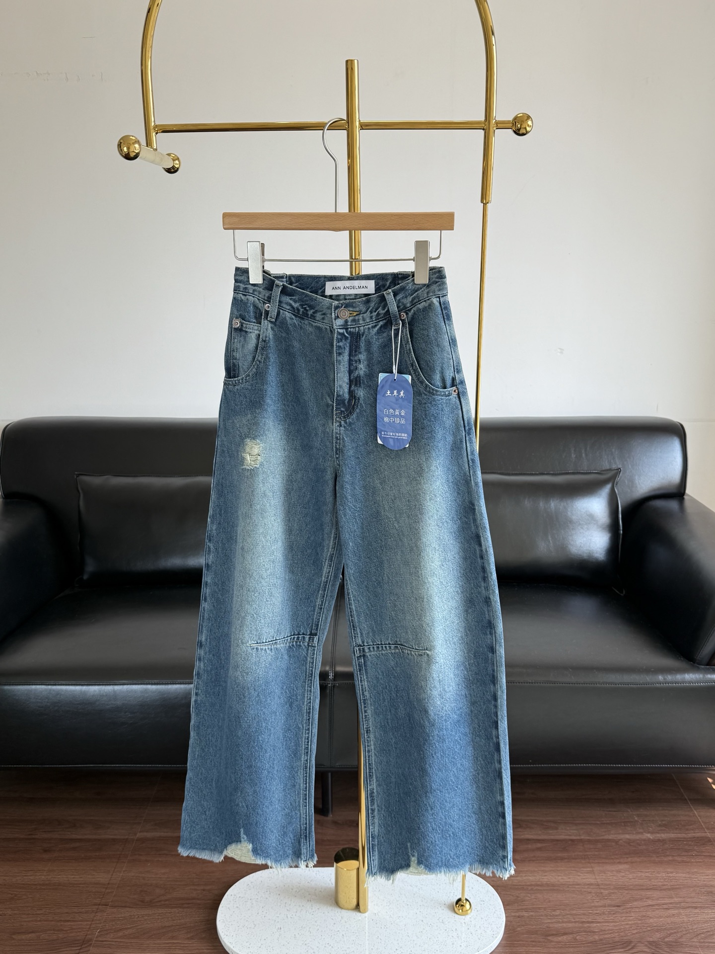 NO:534226,——ANN ANDELMAN 25-year new scimitar wide-leg regular jeans, high-waist design, loose wide-leg tailoring, the trouser body presents a natural gradient washing effect, ripped elements, irregular burrs and holes at the legs, and horizontal stitching on both sides of the knees are spliced ​​and decorated. The upper body is very relaxed and casual and lazy, but fashionable and irreplaceable~~ The front does not show the hips, the entire line feels naturally narrowed, and the hip lines are vaguely lifted up!  Count sml, jeans,alexander wang19860909——ANN ANDELMAN 25年新款弯刀阔腿常规款牛仔裤 高腰设计宽松阔腿剪裁 裤身呈现自然的渐变水洗效果 破洞元素裤脚处有不规则毛边破洞设计,膝盖上方两侧有横向缝线拼接装饰,上身很有松弛感又随意慵懒,却又时髦的无可替代～～正面看不显胯,整个线条感是自然的收窄,臀线倒隐隐的提上去了！ 码数sml,,jeans,alexander wang,Women's clothing