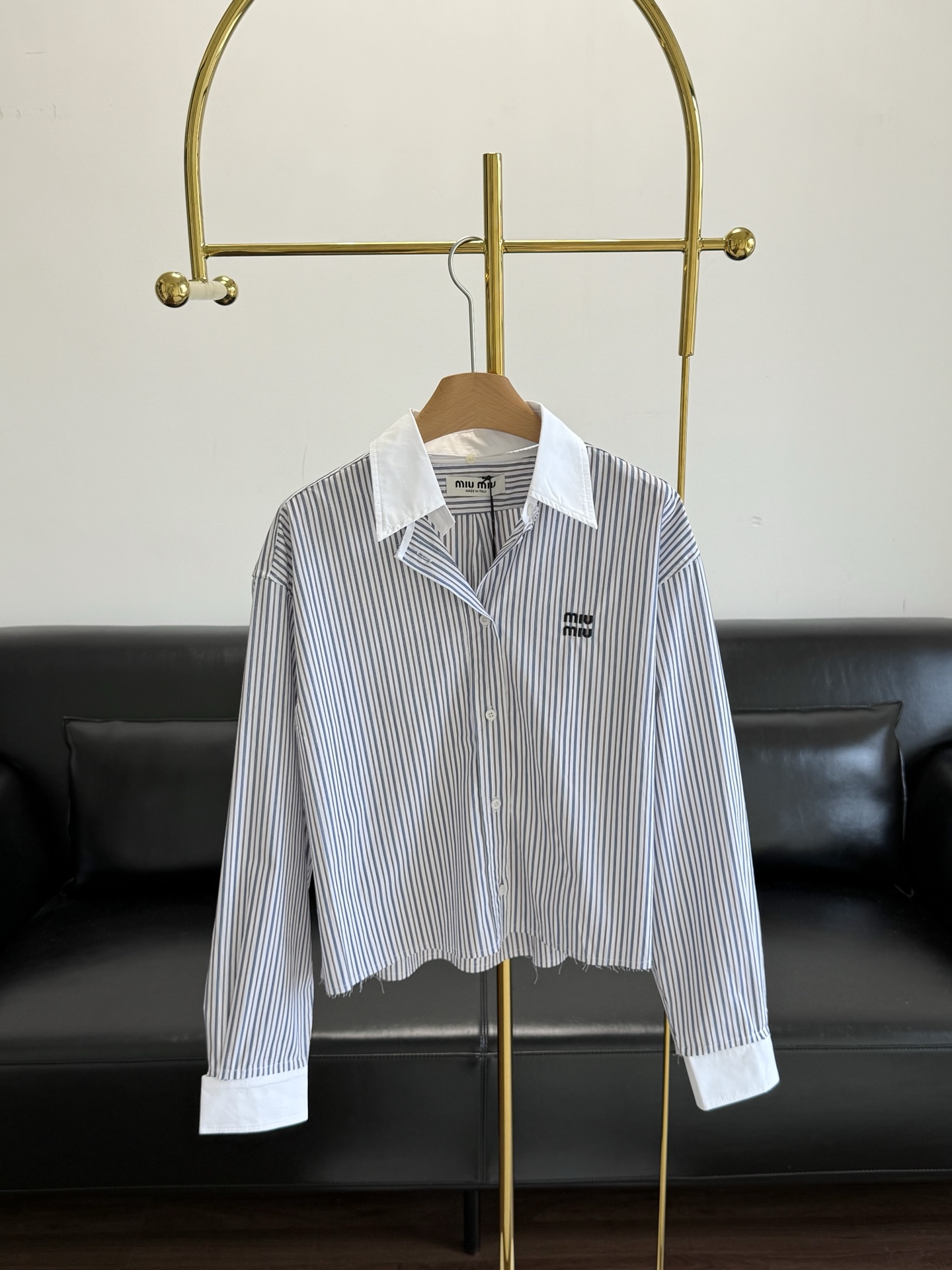 NO:459246,——Miumiu short striped shirt 25SS early autumn new style is available!  The removable collar and cuffs are designed in contrasting colors to make a unique styling details and rich in classic stripes to highlight the Miu style. Whether it is paired with jeans or skirts, it can easily create different styles. The fabric is super comfortable, size sml, miumiu, skirts, jeans, shirts, alexander wang19860909——miumiu短款条纹衬衫 25SS早秋新款上新！ 可拆卸的领子和袖口采用对比色设计,成为独特的造型细节,并以经典条纹图案丰富,彰显Miu风格. 无论是搭配牛仔裤还是半身裙,都能轻松打造出不同的风格.而且面料超级舒适, 码数sml,,miumiu,skirts,jeans,shirts,alexander wang,Women's clothing