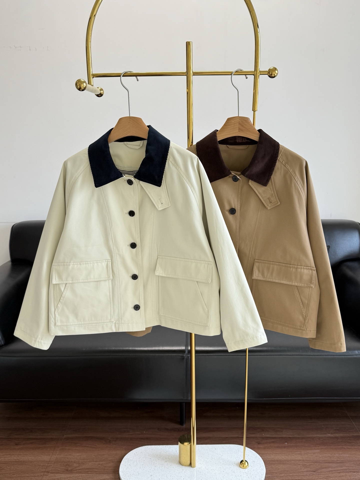 NO:459242,——ICICLE 2025 autumn new high-density twill cotton jacket Bath style short jacket The capable and neat style paired with high waist lowers directly creates a golden point of nine-head body! The erect shoulder line, iconic patch pockets and flexible adjustable neckbands, and the plaid inner inside when rolling up the cuffs inadvertently, it fully interprets the retro British and modern commuting! Number of 34 36 38 40,,jackets & coats,jackets & coats,gold,alexander wang19860909——ICICLE之禾女装2025秋季新款高密斜纹棉夹克巴恩风短外套 干练利落的版型搭配高腰下装直接打造九头身黄金分割点!而挺立的肩线、标志性的贴袋和可灵活调节的领袢,以及不经意卷起袖口时流露的格纹内里,它将复古英伦与摩登通勤演绎得淋漓尽致! 码数34 36 38 40,,jackets & coats,jackets & coats,gold,alexander wang,Women's clothing