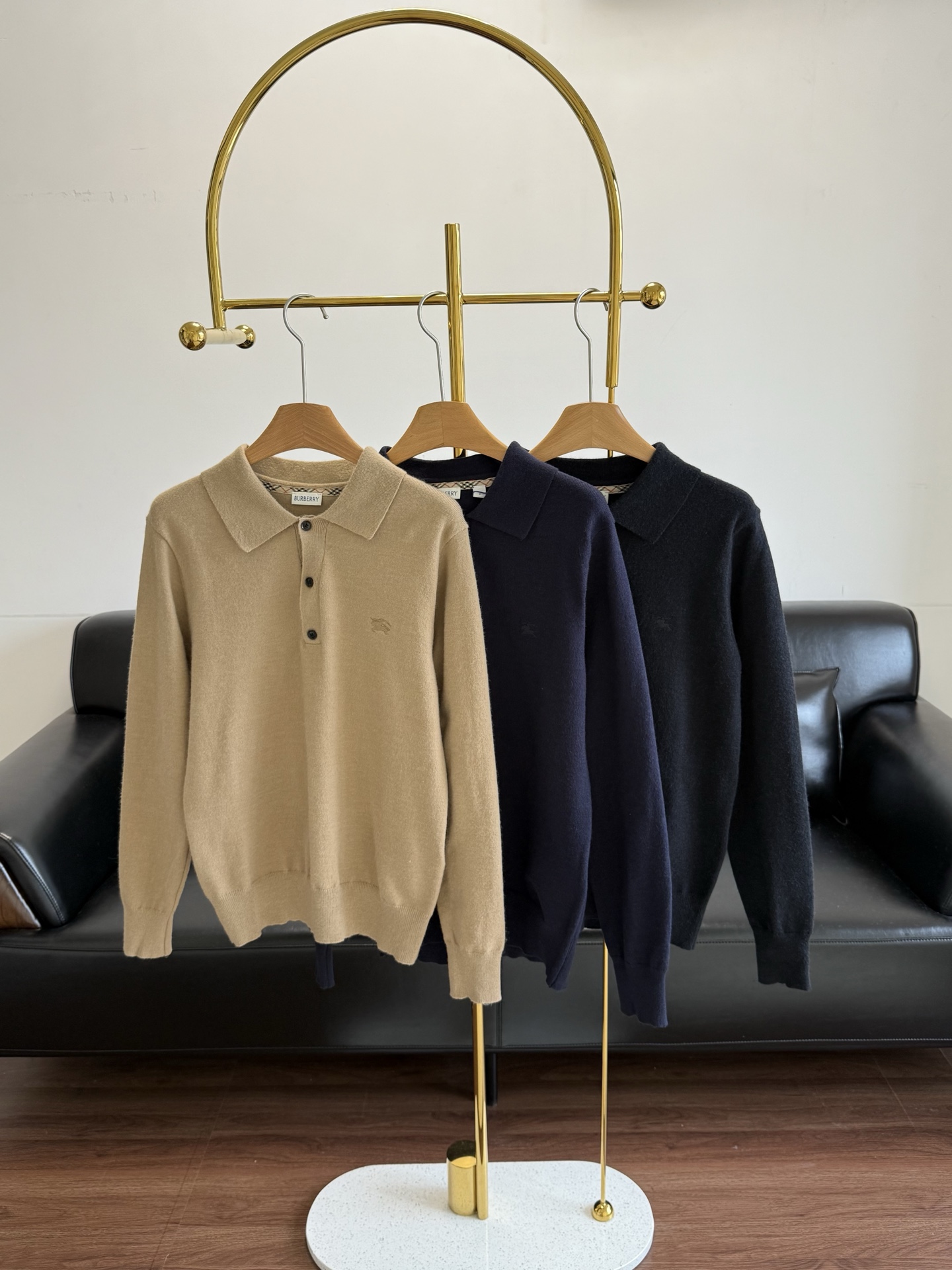 NO:459213,——BURBERRY Embroidered Polo shirt knitted long sleeves. A sweater that combines daily casual and business workplace. The logo on the chest is transformed into embroidery details on the front, full of details, reflecting the meticulous pursuit of high quality, and showing a very high-end quality! Code s-xxl khaki blue black, burberry, alexander wang19860909——BURBERRY 刺绣Polo衫针织长袖 日常休闲兼具商务职场于一体的针织衫 胸前logo徽标化身为刺绣细节饰于正面,细节满满,体现对高品质的细致追求,非常高端显档次! 码数s-xxl 卡其 蓝色 黑色,,burberry,alexander wang,Women's clothing