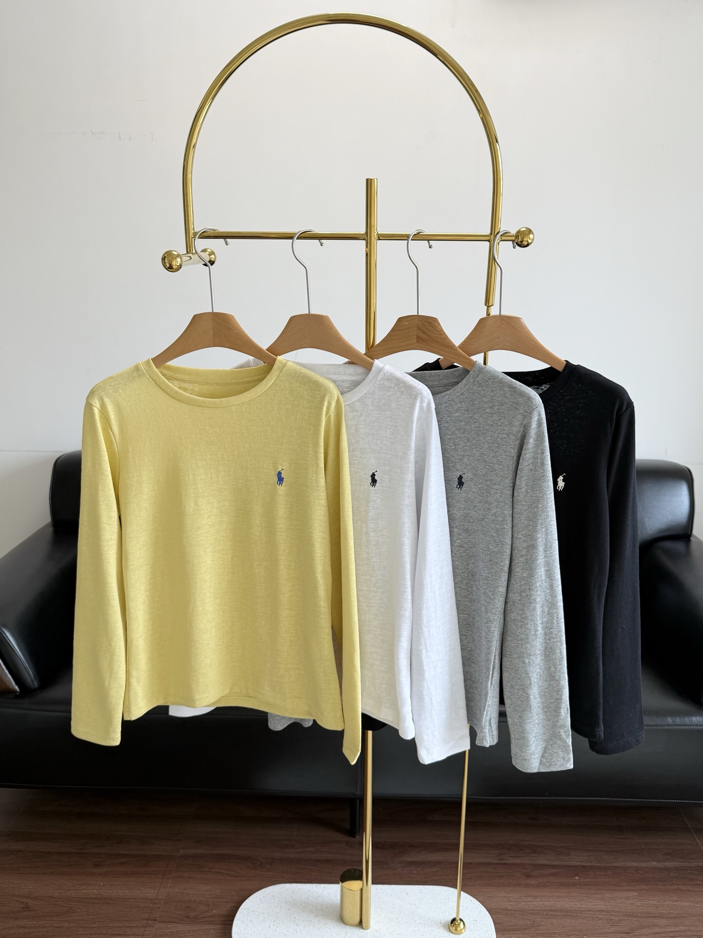 NO:459229,——Ralph Laure*n Classic cotton jersey round neck long sleeve base!  How can you lack a long-sleeved T-shirt in early spring? Sisters are ready for money!  !  All-purpose and versatile!  ~ Keep n pieces of long-sleeved base arrangement!  The official website is selling about 900 soft girls coins. The purchasing agent is basically 600-700. The range is our American version. It is a little looser than the domestic version and is easier to wear!  Count sml yellow gray white black, loro piana,tees,t-shirt,alexander wang19860909——Ralph Laure*n 拉夫劳*伦 经典款棉质平纹针织圆领长袖打底来咯！ 早春怎么能缺了打底长袖T恤～ 姐妹们准备好钱！！ 万能百搭好穿！～ 自留n件的长袖打底 安排！ 官网正在售900软妹币左右 代购基本600-700 区间 我们的是美版 比国内版型更加宽松一点更加好穿！ 码数sml 黄色 灰色 白色 黑色,,loro piana,tees，t-shirt,alexander wang,Women's clothing