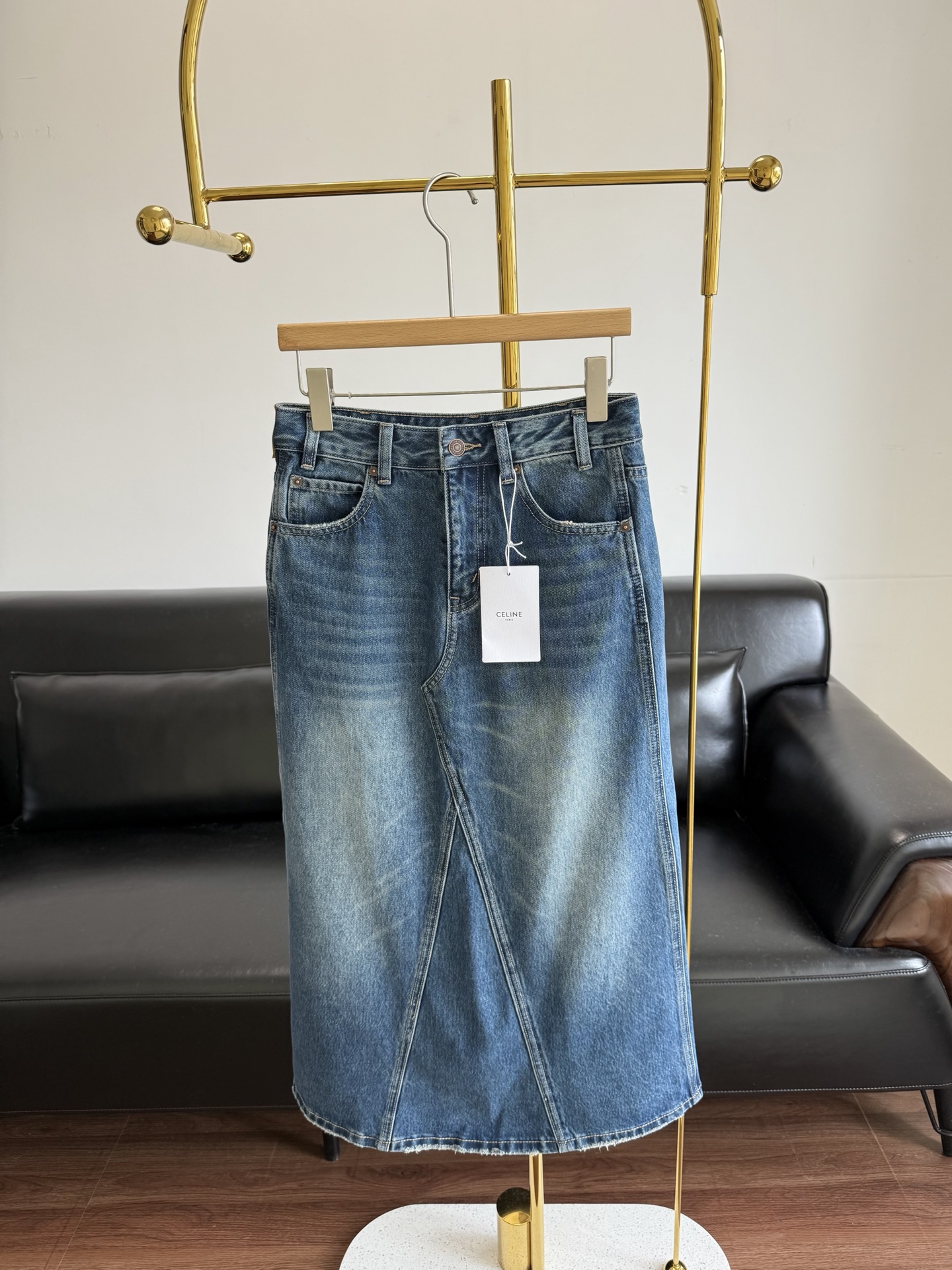 NO:460731,——celine Women's denim skirt CELINE is so easy to wear even for denim skirts. The style is really amazing. The A-line upper body is very good for the body. It will not be versatile, age-reducing, and outdated 'killer' denim skirt that combines the charm of a denim and the comfortable temperament of a skirt. The upper body outfit LOOK comes with a casual, comfortable and casual fashion sense!  Number of codes 25-30, celine, skirts, alexander wang19860909——celine 女士牛仔半身裙 CELINE就连出牛仔裙都这么好穿 版型真的太绝啦,A字版型上身非常修饰身材.不会压个子百搭、减龄、不过时的“杀手锏”牛仔裙兼具牛仔的魅力与半裙的舒适气质～上身穿搭LOOK自带休闲舒适随意时髦感！ 码数25-30,,celine,skirts,alexander wang,Women's clothing