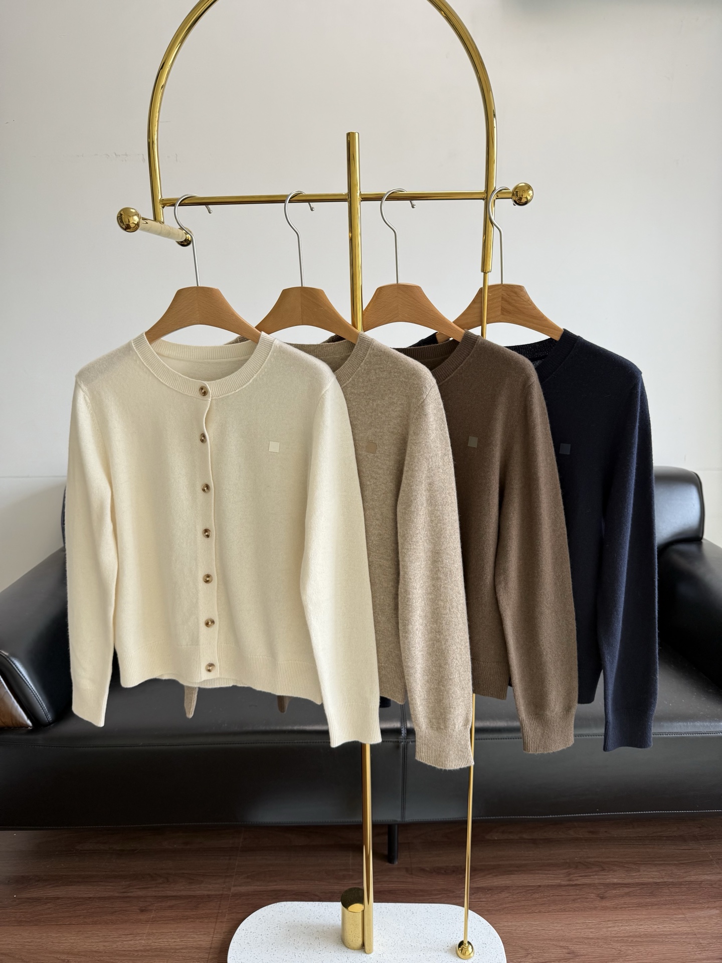 NO:460754,——Acne Studios Women's Face logo ribbed round neck button knit cardigan versatile cardigan, small details everywhere and its perfect upper body proportions. It uses a ribbed round neck design to make the face look small without being outdated. The entire style is very good, slim but not tight, and the placket buttons are open and closed, and it is suitable for wearing alone or as a small shawl!  code sml, acne studios,dior,shawls,alexander wang19860909——Acne Studios女士 Face徽标罗纹圆领纽扣针织开衫 百搭小开衫,无处不在的小细节以及它完美的上身比例,采用罗纹圆领设计,显脸小的同时又不会过时,整个版型菲常好,修身但不紧身,门襟纽扣开合,单穿或者作为小披肩都合适呀！ 码数sml,,acne studios,dior,shawls,alexander wang,Women's clothing