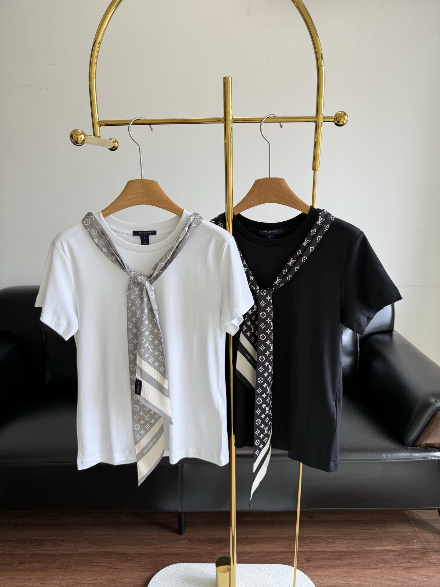 NO:460743,——Louis Vuitto* 25FW early autumn new style, old-fashion printed silk scarf round neck short-sleeved T-shirt, regular short-sleeved T-shirt cut, highlighting the brand style, made of gram-weight pure cotton, slightly elastic, giving a slimming visual effect, front of the neck is made of metal letter chains as design highlights, hole buckles on both sides of the neckline, silk scarf can be worn freely, and combined with exposed letter logo decoration, showing high-end style, single wear and stylish inner wear ~ Size sml,,louis vuitton, T-shirt,tees, t-shirt,alexander wang19860909——Louis Vuitto* 25FW早秋新款 老花印花丝巾圆领短袖T恤 常规短袖T恤裁剪 凸显品牌格调 采用克重纯棉制成 略带有弹力 呈现显瘦视觉效果 领前以金属字母链条作设计亮点 领口两侧孔扣固定丝巾 可松可系穿搭随心 配合露出的字母标识装饰 彰显高级格调 单穿内搭都出彩时髦 ～ 码数sml,,louis vuitton,T-shirt,tees，t-shirt,alexander wang,Women's clothing