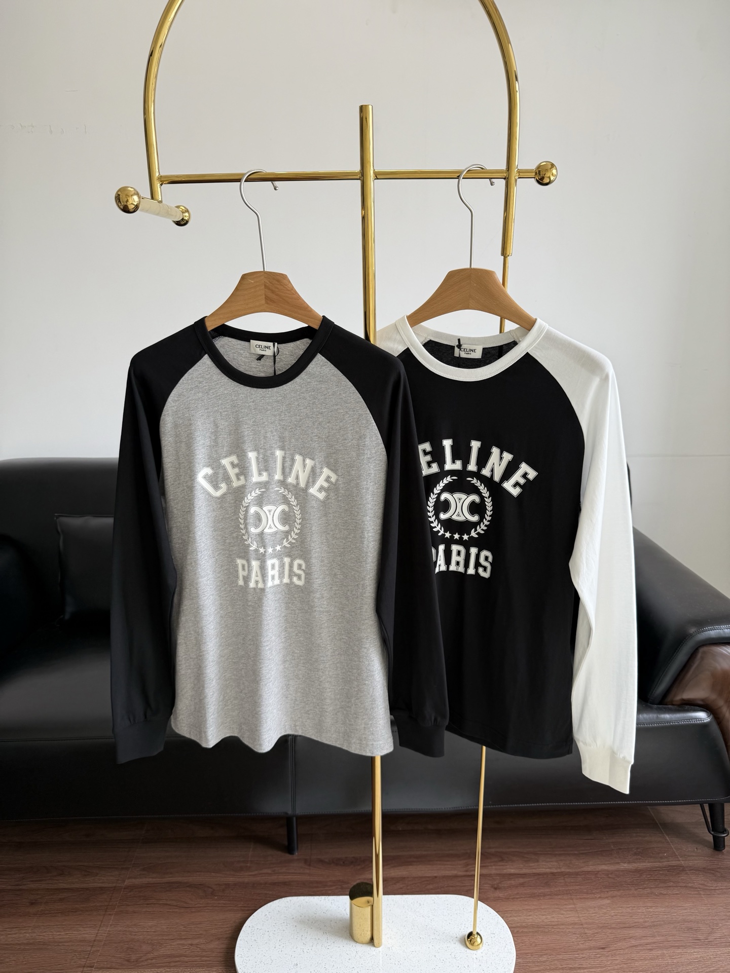 NO:460774,——Сeline Selin Color-blocked micro-label letter logo printed round neck long-sleeved T-shirt This color-blocked T-shirt adopts a classic baseball design, contrasting color splicing brings a strong visual contrast, the overall style is simple and elegant without losing the street trend. The front is decorated with large letter logo, combining laurel rings and double C logos, highlighting the brand identity and French sports retro atmosphere. Size sml, celine,tees, t-shirt, alexander wang19860909——Сeline赛琳 拼色微标字母logo印花圆领长袖T恤 这款 拼色T恤采用经典棒球版型设计,撞色拼接带来强烈视觉对比,整体风格简约大方又不失街头潮感.正面饰有大字母徽标,结合月桂环与双C标志,彰显品牌身份与法式运动复古气息. 码数sml,,celine,tees，t-shirt,alexander wang,Women's clothing