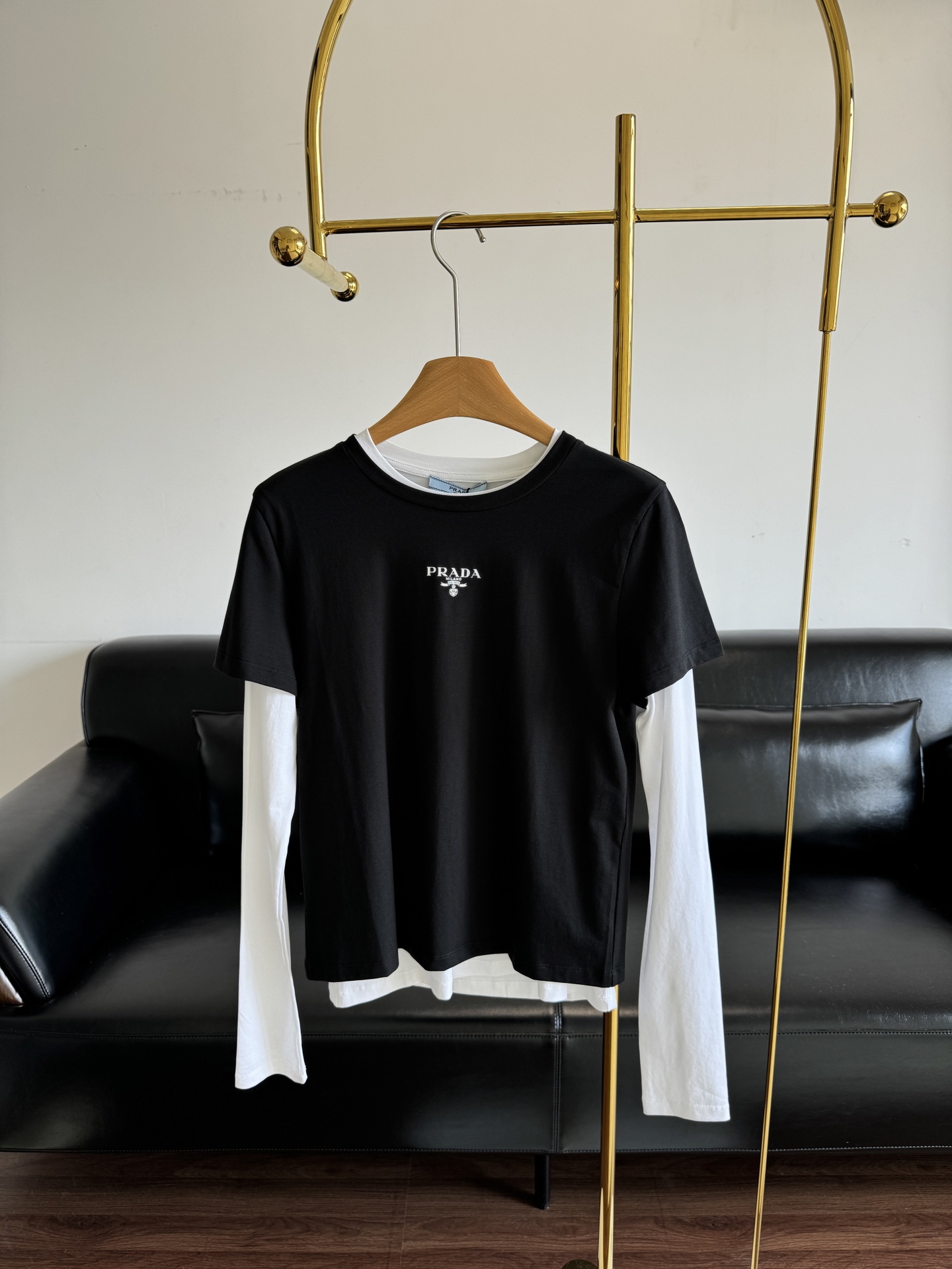 NO:462232,——Prada25ss new layered two-piece set!  Short-sleeved long-sleeved T-shirts, single-sleeved layered, all black and white, simple and high-end, you don’t have to think about matching one set!  A must-have for everyday outfits!  It’s a good deal to buy one or two!  !  Go!  Code sml, prada, T-shirt,tees, t-shirt,alexander wang19860909——prada25ss新款叠穿两件套！ 短袖长袖T恤 单穿叠穿都黑白经典配色 简约高级,一套配好不用再去想搭配！日常穿搭必备！ 买一得二巨划算！！冲呀！ 码数sml,,prada,T-shirt,tees，t-shirt,alexander wang,Women's clothing