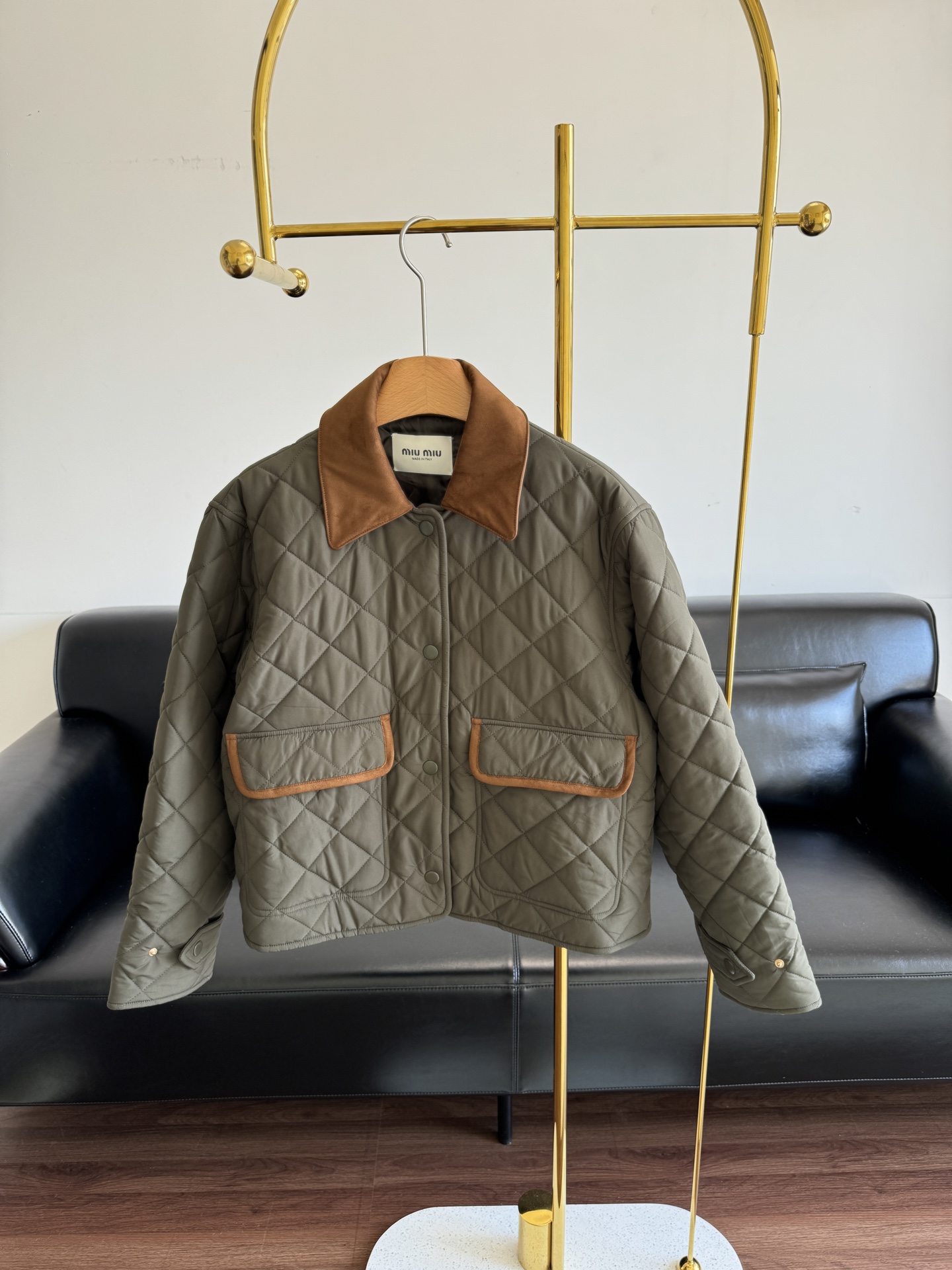 NO:462271,——Miumiu Lapel Short Diamond Cotton Clothes Lightweight and soft loose fit stand out, complementing the colors and textures of low-key suede and Nappa leather details!  You can wear it in spring, autumn and winter. It is light and warm, and it is a must-have for everyone to use. Diamond texture is lined, the clothes are three-dimensional, loose H-shaped, and don’t pick on the figure. Size sml, miumiu, alexander wang19860909——miumiu翻领短款菱格纹棉服 轻盈的重量和柔软的宽松版型脱颖而出 与低调的绒面皮革和Nappa皮革细节的色彩和质感相得益彰！ 春秋冬三季都可以穿.轻便保暖,人手一件的必备品.菱格纹理走线,衣服立体感巨好,宽松的H版型,不挑身材. 码数sml,,miumiu,alexander wang,Women's clothing