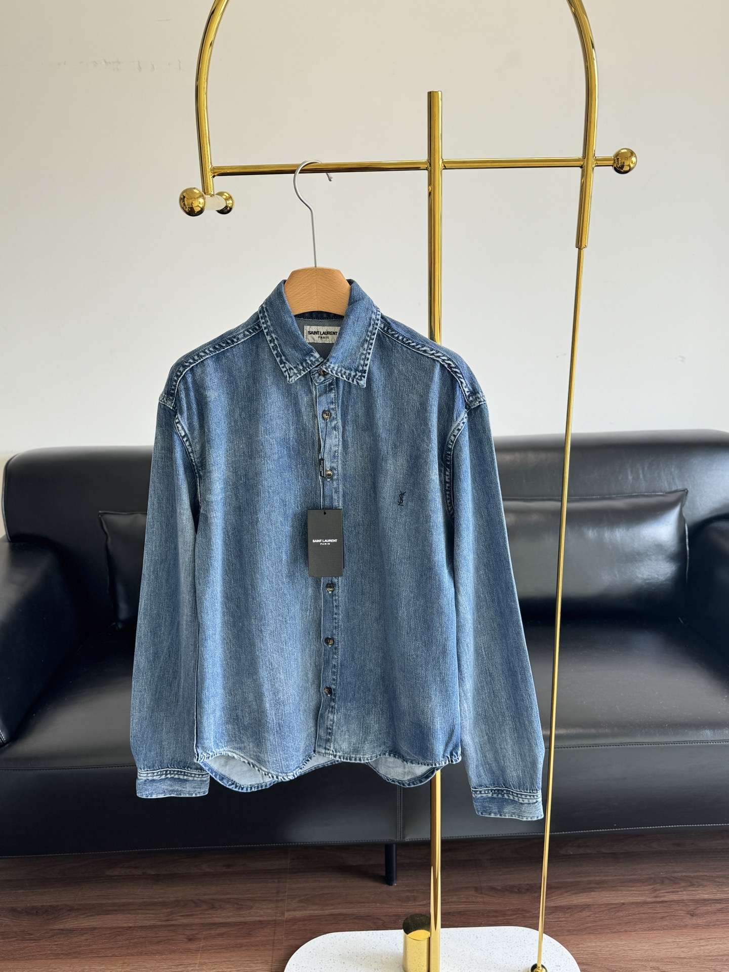 NO:462264,——YSL logo embroidered denim jacket is very suitable for Asian body shape. The upper body looks slim and slim, and it also has a sense of spare space, which is particularly tolerant!  The price is so good!  !  The retro wash water blue is a color number that has been adjusted countless times!  !  Code s-xl, saint laurent, jackets & coats, alexander wang19860909——ysl logo刺绣牛仔外套 非常符合亚洲人体型的,上身显瘦显瘦的同时还有余量空间感,特别包容！性价好到飞起！！ 复古的洗水蓝,是经无数次调整出的色号！！ 码数s-xl,,saint laurent,jackets & coats,alexander wang,Women's clothing