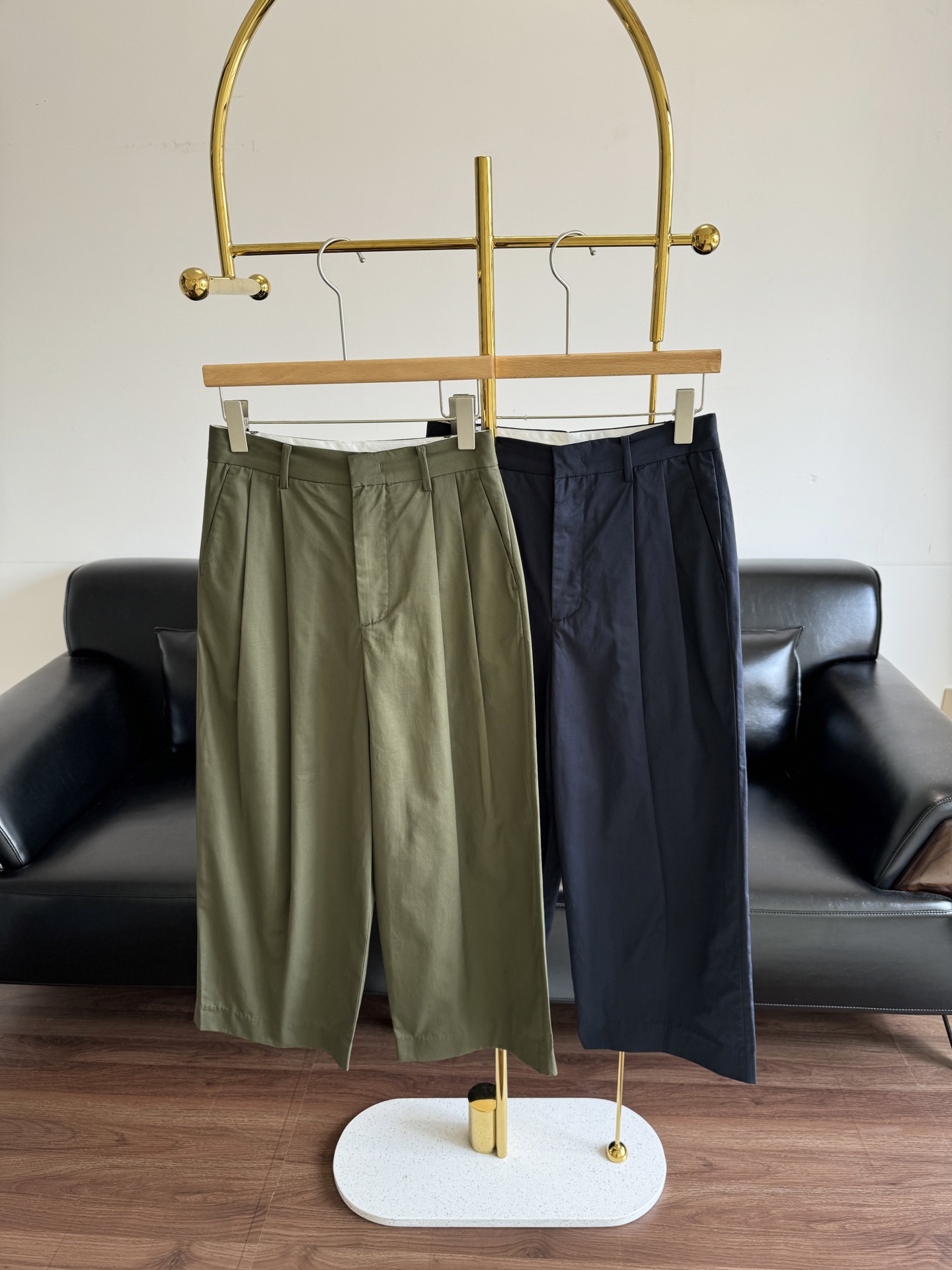 NO:462241,——edition Wide-leg nine-point trousers The classic wide-leg trousers give people a calm feeling and a strong sense of wind when walking. The effect of modifying the leg shape is good and the wear is not limited to the legs. For girls with thick legs, it is very friendly to hide the flesh and thighs. It also gives the dressing a relaxed and free sense of fabric. The fabric is smooth and smooth, the texture is tight and fine, and the touch is smooth and comfortable. It is not easy to deform. It is not only broad and stylish but also breathable. The key to the bondage is that it is easy to care for and not easy to wrinkle~ It immediately shows the aura of the heroine when it is paired with a suit. It is more intellectual, free and easy, and high-level three-dimensional cut, which not only modifies the proportion but does not highlight the belly. Any leg shape can be held! S-xl, business suit, alexander wang19860909——edition 阔腿九分西裤 经典的阔腿裤裤型,给人一种气定神闲的感觉行走时有强大的风感气场, 修饰腿型效果吸佳穿着对双腿不设限, 对于腿粗的妹子灰常的友好藏肉修胯, 同时赋予穿衣轻松自由感面料织面平整光滑, 纹理紧致细密手感上菲常的爽滑舒适, 不容易变形穿上身不仅挺阔有型而且很透气, 0束缚关键是还很好打理, 不易皱~一上身立马展现潇洒大女主气场 搭配西装更显知性、洒脱、高级立体裁剪,既修饰比例, 又不会凸显肚子任何腿型都能hold住! 码数s-xl,,business suit,alexander wang,Women's clothing