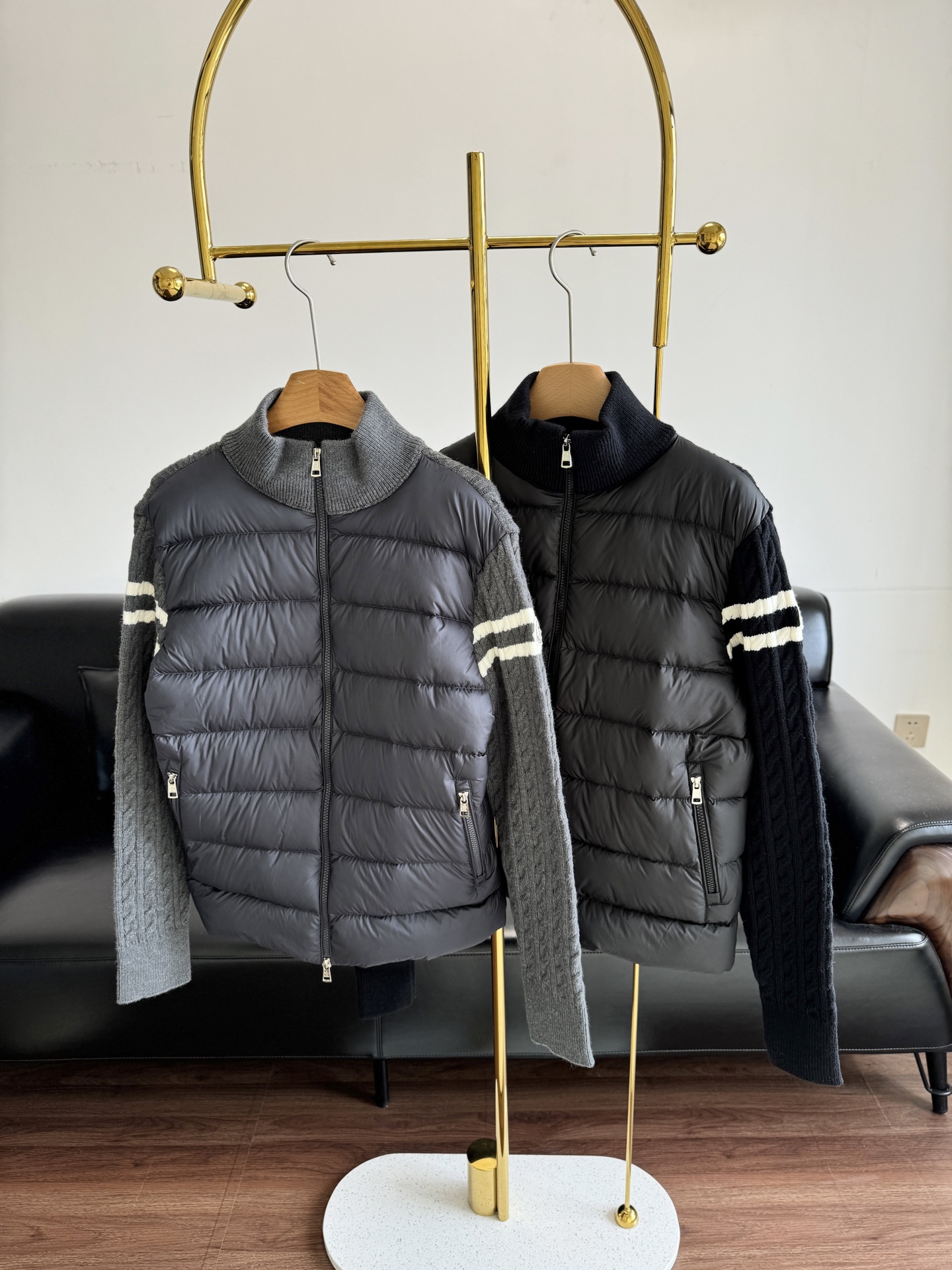 NO:464652,With dust bag - Moncler/Shidden stand collar wool spliced ​​down jacket. I have to say that down spliced ​​knit is the most popular in the cabinet every year and the most practical classic style!  Stay now!  !  It is simply an inner wear artifact for autumn and winter. At this time of year, several sweaters are used to match down. In fact, sweaters are used to match down in the evergreen style. They can be worn alone or with layered, which will make them more layered!  Code s-2xl gray black 2 colors, Moncler, sweaters, down jacket, alexander wang19860909配防尘袋——Moncler/蒙口 立领羊毛拼接羽绒服 不得不说羽绒拼针织每年都是柜子里最火爆的,也是最实穿的经典款！赶紧留起来！！ 简直就是秋冬天的内搭神器, 每年这个时候都会出几款毛衣拼羽绒,其实毛衣拼羽绒在常青款都是走基础风格, 可以单穿还可以搭配叠穿, 会更有层次感！ 码数s-2xl 灰色 黑色2个色,,Moncler,sweaters,down jacket,alexander wang,Women's clothing