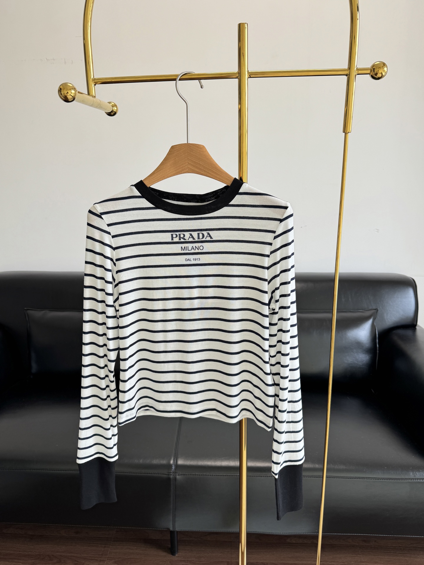 NO:464705,——Prada contrasting color round neck tensile wool striped base shirt. Whoever wears the upper body feels comfortable!  Three-dimensional printed letter design The fabric is super elastic!  Classic colors are both daily and high-end, and are a must-have for daily outfits!  S/M/L, prada, alexander wang19860909——prada撞色圆领天丝羊毛条纹打底衫 上身的触感谁穿谁知道的舒服！立体印花字母设计 面料弹力超级好！经典颜色都是日常又高级,日常穿搭必备！ 码数S/M/L,,prada,alexander wang,Women's clothing