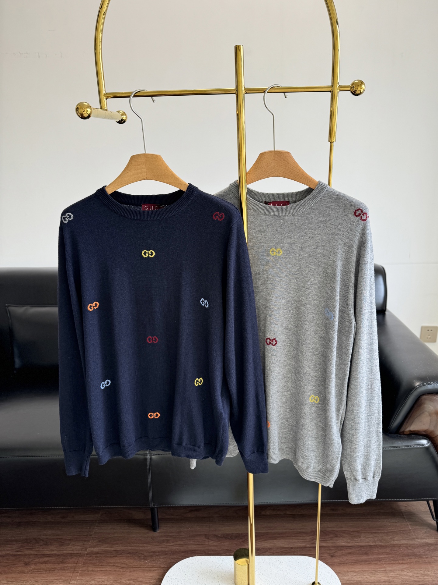 NO:464666,——gucci round neck long-sleeved sweater The whole body is embroidered with GG, presenting a very three-dimensional visual effect. The texture is soft and thick, and it can be worn outside and inside. It is calm and elegant!  The colors are very classic and versatile. The two colors are chosen at will, making you look eye-catching!  code s-xl blue gray, gucci,alexander wang19860909——gucci 圆领长袖针织衫 整件衣身采用GG刺绣,呈现出非常有立体感的视觉效果.质感柔软且厚实,外穿和内搭均可.从容优雅！颜色非常经典百搭,两个颜色,随心选择,让你稳稳的亮眼吸睛！ 码数s-xl 蓝色 灰色,,gucci,alexander wang,Women's clothing