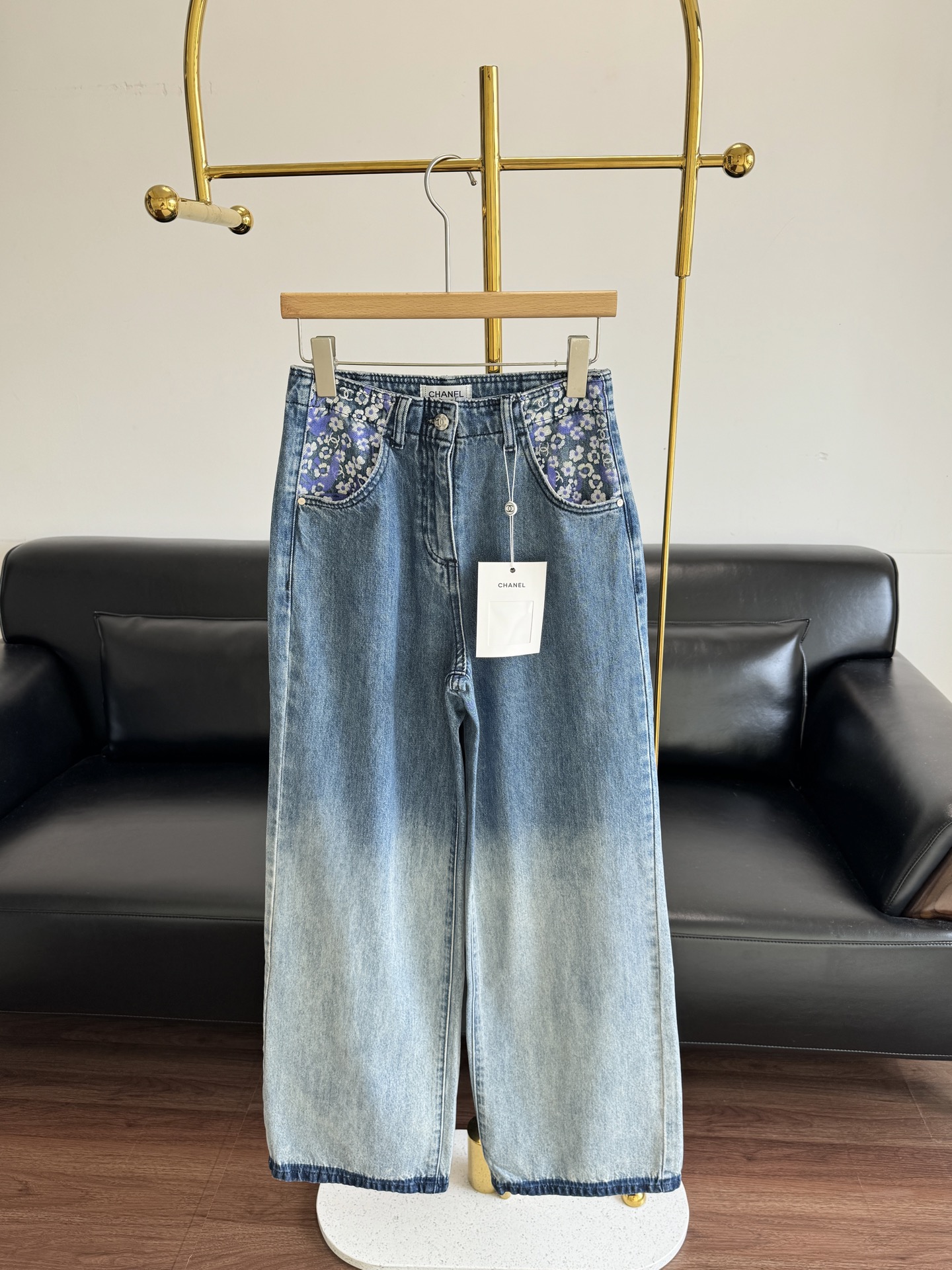 NO:464691,——Xiaoxiang, pocket jacquard regular straight-leg jeans, a versatile style that can be used to go out with casual clothes!  Love it~ Pocket jacquard gradient design is amazing!  Basically, you can wear long sleeves and go out on the street, clean and neat, and you don’t pick on your figure. You are simply a little expert in hiding your flesh. It’s not a problem to wear a long legs of 1.8 meters!  34 36 38, hoodie,sweatshirts,jeans,alexander wang19860909——小香 口袋提花常规款直筒牛仔裤 随便搭件衣服就能出门的百搭款！好爱～口袋提花渐变设计绝绝子！基本随意搭配卫衣长袖出街都是完美干净利落不挑身材,简直藏肉小能手,穿出一米八的大长腿不是问题！ 码数34 36 38,,hoodie,sweatshirts,jeans,alexander wang,Women's clothing