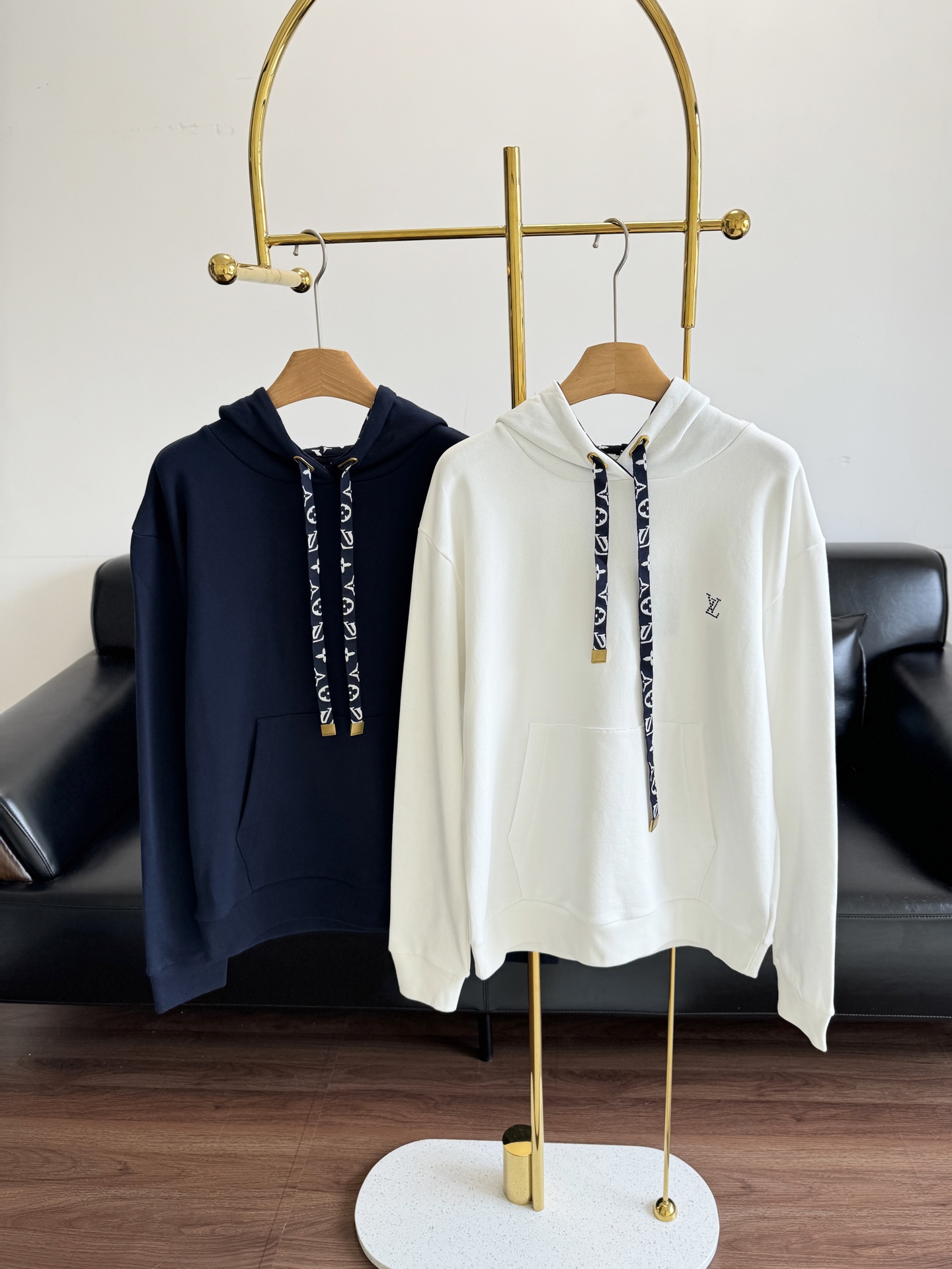 NO:466494,——Louis vuttion embroidered ironing hoodie sweater, double yarn fabric inner velvet ring, ribbed double yarn cuffs and hem, and the hoodie inner drawstring is elegant Monogram print, paired with dazzling holes and exquisite drawstring ends, which can easily upgrade travel or daily style!  code number s-xl, louis vuitton, hoodie, sweatshirts, hats, alexander wang19860909——Louis vuttion刺绣烫钻帽衫卫衣 采用双纱面料内里绒圈纱,罗纹双纱袖口与下摆,连帽衫内部抽绳铺陈素雅 Monogram 印花,搭配耀目孔眼与考究抽绳端头,可轻松升级旅行或日常造型！ 码数s-xl,,louis vuitton,hoodie,sweatshirts,hats,alexander wang,Women's clothing