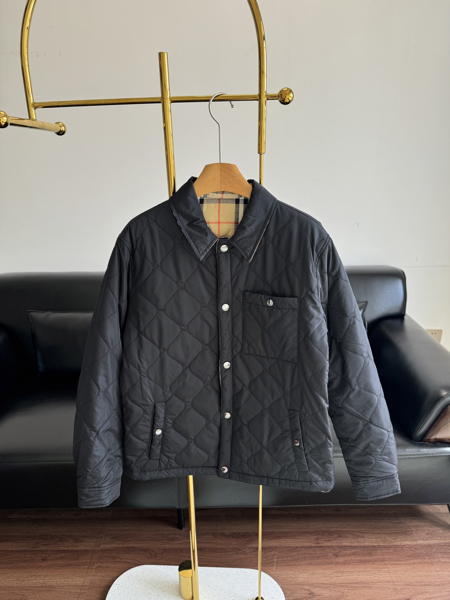 NO:468169,——BURBERRY Double-sided two-wear quilted nylon jacket, double-sided wearable and cost-effective!  B's diamond-shaped cotton jackets are popular every year. On one side, they use solid nylon design and Burberry plaid cotton twill fabric on the other side. They are casual style, from Burberry's classic series, which can be worn in spring, autumn and winter. They are light and warm, and they are a must-have for everyone to use. Number of codes s-2xl, burberry, jackets & coats, alexander wang19860909——BURBERRY 双面两穿绗缝尼龙外套 双面可穿巨划算！B家的菱格棉服年年都是爆款 一面采用纯色尼龙设计,另一面为 Burberry 格纹棉质斜纹面料.呈现休闲版型,来自 Burberry 经典之作系列,春秋冬三季都可以穿.轻便保暖,人手一件的必备品. 码数s-2xl,,burberry,jackets & coats,alexander wang,Women's clothing