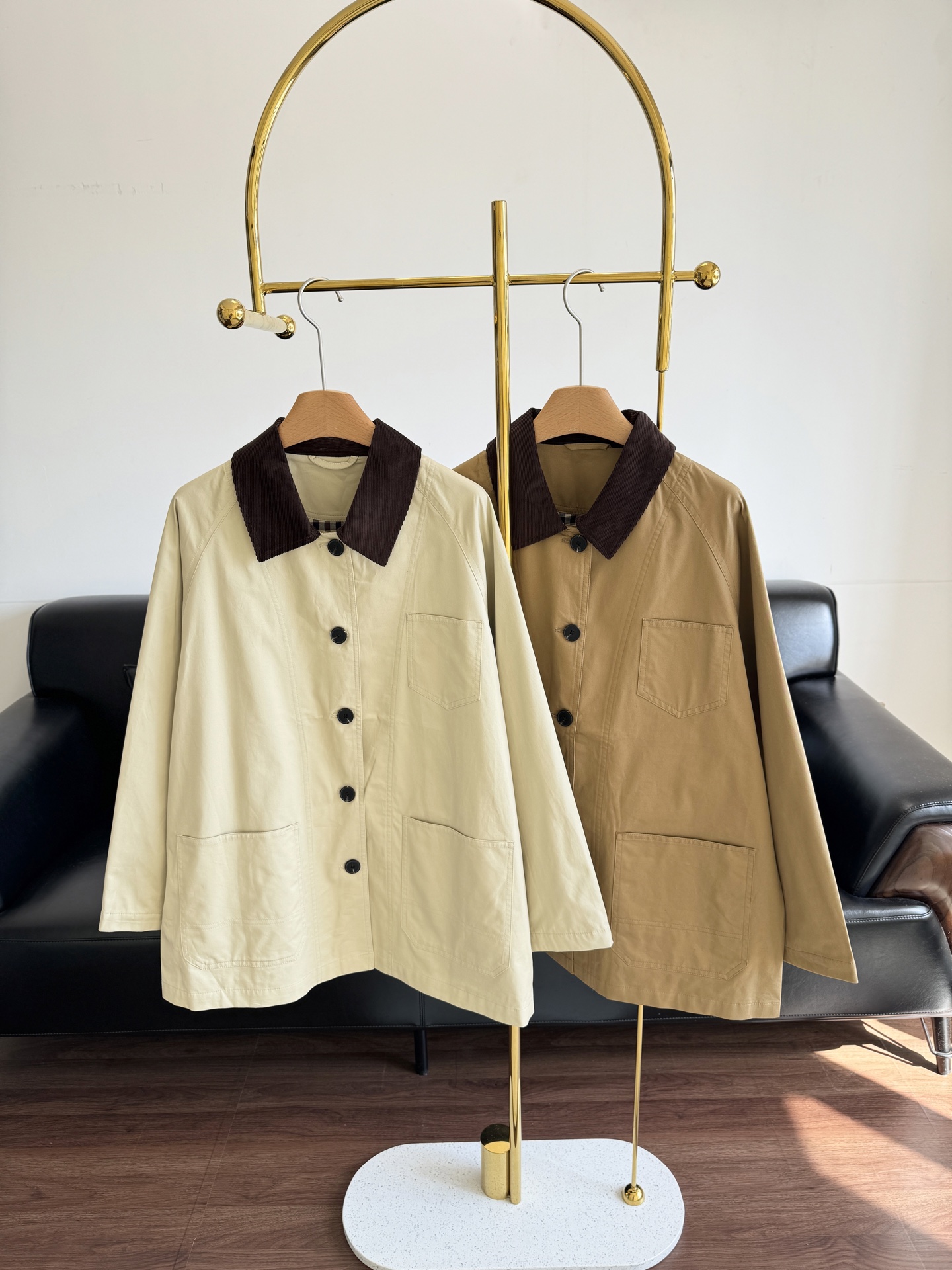 NO:469597,——ICICLE Bath style mid-length windbreaker jacket Medium-length H-shaped casual windbreaker!  The windbreaker is the autumn battle suit, and it will be more elegant this autumn, so that you can get rid of the passerby!  Slightly loose + small A-swing + ragdoll sleeves The style is a mid-length windbreaker. The lining adopts a Tsuen cotton fine plaid design. The straight-body style is more inclusive to various figures. The contrasting corduroy collar design adds unique details to the overall style!  !  Adds a unique texture and retro charm to the overall simple design~ Code 36 38 40,,jackets & coats,alexander wang19860909——ICICLE 巴恩风中长款风衣外套 中长H型休闲风衣！ 风衣这个秋季战衣, 穿上它这个秋天才莄有风度 让你摆脱路人感！ 微宽松+小A摆+插肩袖 版型是中长款的风衣 里布采用了荃棉细格纹设计 直身的版型对各种身材具有较好的包容性 撞色灯芯绒领子的设计,为整体版型增添了独特的细节！！为整体简洁的设计增添了独特的质感和复古韵味～ 码数36 38 40,,jackets & coats,alexander wang,Women's clothing