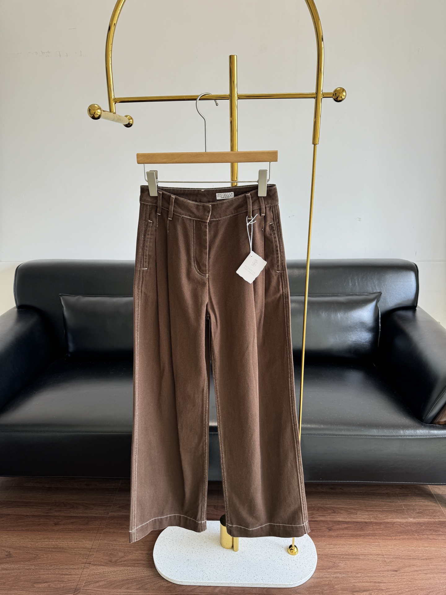 NO:469574,——New BC autumn and winter style, regular style of pleated jeans, is the hot chocolate brown this year, and it is expensive at first glance!  It is very outstanding when pairing with T-shirts in spring and autumn, and it is even more invincible when pairing with coats in autumn and winter!  The double-sided pleated design adds a three-dimensional feeling, covering the hips and lifting the buttocks to make you look slimming, and the pear-shaped figure is safe!  The high-waisted wide-leg style has an overall lengthening of the lower body proportion, which is a good style that will immediately fall in love with on the upper body!  25-30 yards, jeans,tees,t-shirt,alexander wang19860909——BC秋冬新款 捏褶常规款牛仔裤 是今年大热的巧克力棕色,一眼老钱贵气！春秋简单搭配T恤就很出彩,秋冬搭配大衣更是无敌！ 双侧捏褶设计增添立体感,遮胯提臀显瘦,梨形身材放心入！高腰阔腿版型,整体拉长下半身比例,是上身就会立马爱上的好版型！ 码数25-30,,jeans,tees，t-shirt,alexander wang,Women's clothing