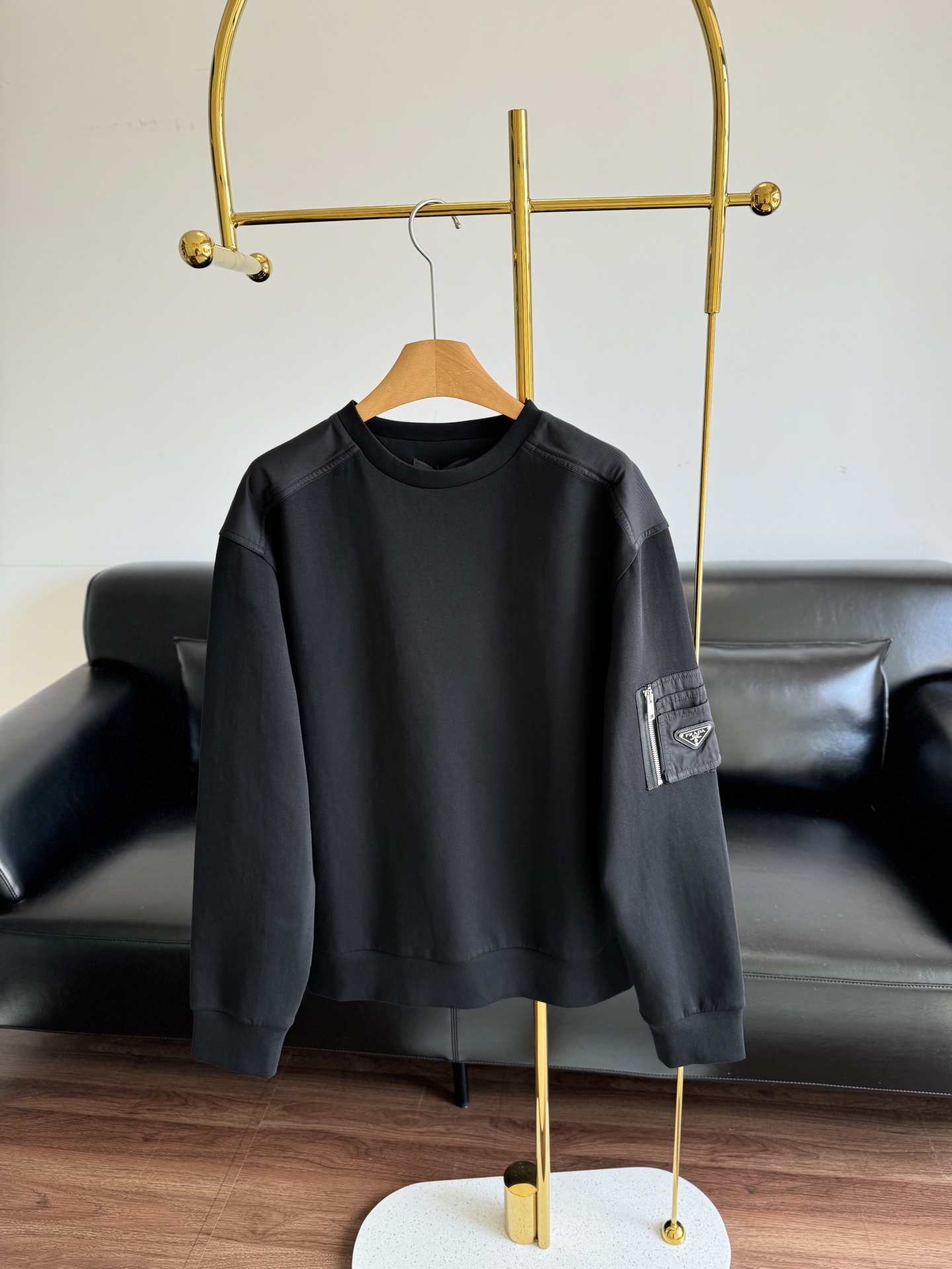 NO:469586,——Prada nylon splicing new sweatshirt. The shoulders are made of small nylon splicing design, and the arms are made of new pocket elements!  Loose shoulder-down style~ Are the first sweatshirt ready in autumn?  The texture is very soft, and you can hardly feel its existence when you wear it, as if you are wearing a cloud!  !  code number s-xl, prada, hoodie, sweatshirts, alexander wang19860909——prada 尼龙拼接新款卫衣 肩部的位置做了尼龙拼接小设计 手臂做全新口袋元素！宽松落肩版型～秋天第一件卫衣都准备好了吗！质感非常柔软,穿在身上几乎感觉不到它的存在,仿佛穿着云朵一样轻盈！！ 码数s-xl,,prada,hoodie,sweatshirts,alexander wang,Women's clothing