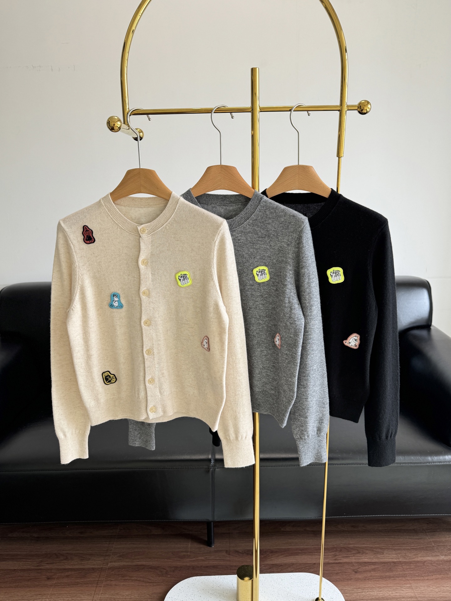 NO:471291,——Acne Studios Cartoon Logo Sweater Cardigan!  New styles of early autumn sweaters are available!  The AC joint-branded series is full of childlike fun, with colorful seal embroidery attached to the body, making the childlike fun full. The prediction of new small hits must be recommended!  A cute and lovely piece!  code sml, acne studios,dior,sweaters,alexander wang19860909——Acne Studios 卡通徽标毛衣开衫！ 早秋针织衫新款上新！AC联名款系列童趣感十足,彩色章仔刺绣附着在衣身,童趣感拉满. 新品小爆款预测必须重磅推荐！可可爱爱满满的一件！ 码数sml,,acne studios,dior,sweaters,alexander wang,Women's clothing