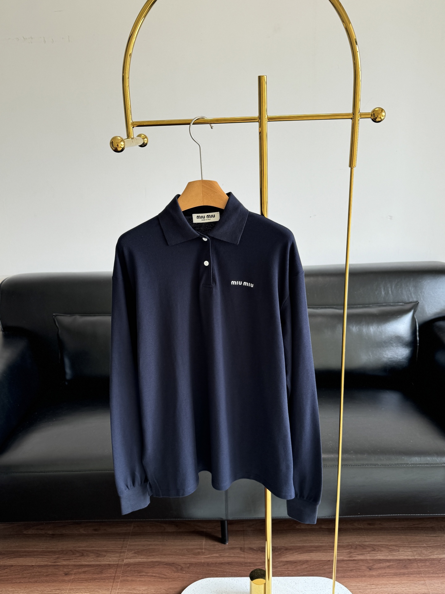 NO:471273,——Miumiu letter embroidered polo long sleeves. The matching is so strong!  Single-fitting and layering are decorated with letter embroidered logos on the chest, adding iconic elements to push laziness to the extreme at will!  The Polo lapel design can also be used to create an intellectual style for commuting~ This one can earn a return rate in minutes when you go out to the street!  Code sml, miumiu, alexander wang19860909——miumiu 字母刺绣polo长袖 搭配性实在太强了！单穿叠穿都 胸前饰以字母刺绣徽标,增添标志性元素,将慵懒随意推向极致！Polo翻领的设计想要搭出通勤的知识分子风也可以哦~这款上街分分钟赚翻回头率啊！ 码数sml,,miumiu,alexander wang,Women's clothing