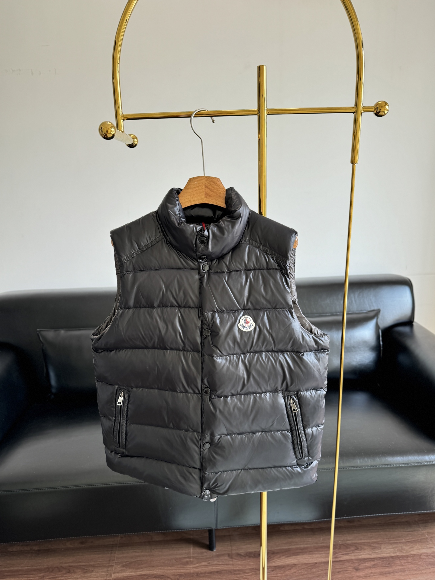 NO:471330,With dust bag - Moncler cover, classic stand-up collar down vest. The flop rate of down vest is really a bit high. It looks good no matter how you match it~ It not only has the warmth function of down jackets, but also shows a neat and capable temperament, and it can perfectly match both sweaters and sweaters!  It’s worth stocking up if you don’t pick on the outfits of men and women!  Count 1 2 3 4 5 6, Moncler, hoodie, sweatshirts, sweats, down jacket, alexander wang19860909配防尘袋——Moncler蒙口 经典款立领羽绒马甲 羽绒马甲的翻牌率属实有点高了 随便咋搭都好看耶～ 不仅兼具羽绒服的保暖功能 又显利落干练气质, 无论与卫衣、毛衣都可以完美匹配！ 不挑男女穿搭,很值得囤货！ 码数1 2 3 4 5 6,,Moncler,hoodie,sweatshirts,sweaters,down jacket,alexander wang,Women's clothing