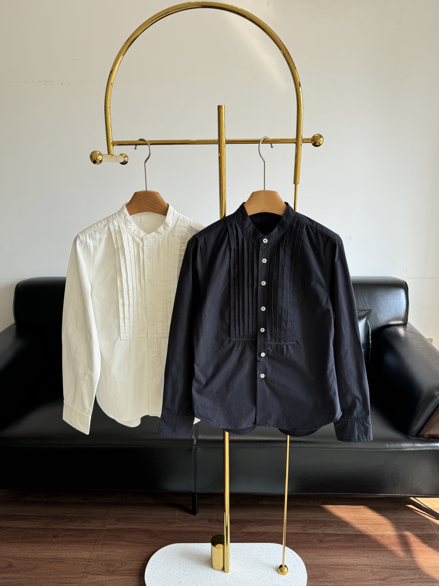 NO:471306,——45R compressed pleated pure cotton round neck long-sleeved shirt. It is intellectual and layered, and it never leaves it until you go to work!  The overall style is a loose half-pallet long-sleeved shirt. It has a very tone-like look, you will like it as soon as you wear it. The style is very textured, fluffy, crisp and skinny, and will not fit in the slightest. It has a little wrinkle and can bring some natural touch, which is very slim. The length is also long with one hand. The slits on both sides + short front and long back are more convenient for the shape, very chill~ Size sml, Shirts, alexander wang19860909——45R 压褶纯棉圆领长袖衬衫 单穿知性,叠穿丰富,上班到日常都不离手！ 整体是宽松半开襟长袖衬衫版型 分外有腔调感,你一穿就会喜欢的 版型很有质感,蓬松,挺括有骨感,丝毫不会贴身 带点皱还能带些自然感的修饰,非常显瘦 长度又是一手长 两侧开衩+前短后长更便于造型,很chill~ 码数sml,,shirts,alexander wang,Women's clothing