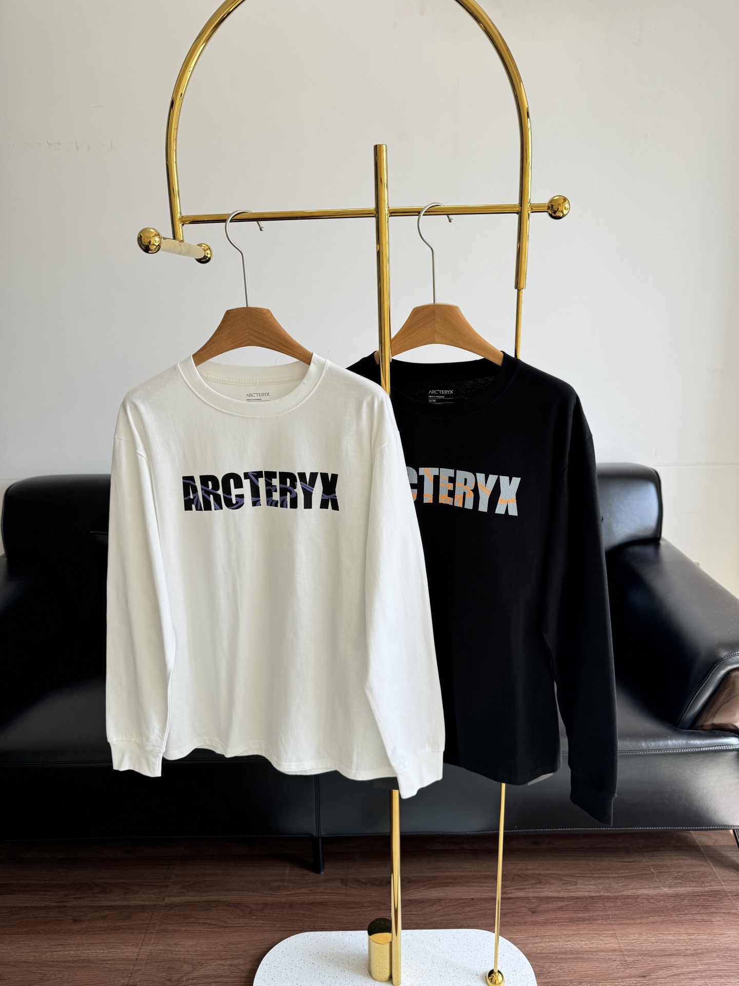 NO:472153,——ARC’TERY*Archaew Bird’s New Round Neck Long Sleeve T-shirt with Practical and Versatile Base Style Recommended Early Autumn Return to the simplest design and color matching, and the matching can be very simple. The classic logo prints on it give you a shiny pleasure. The tailoring is perfect, exquisite workmanship, and the first choice for must-have items. It really won’t disappoint you and feel at ease!  Code count m-xxl,arc'teryx,tees,t-shirt,alexander wang19860909——ARC‘TERY*始祖鸟胸前Logo新品圆领长袖T恤 实用百搭打底款式 早秋推荐 回归最简约的设计和配色,搭配也可以很简单,上面的经典logo印花给你眼前一亮的快感,剪裁完美、做工精致、必入单品首选,真的不会让你失望放心入！ 码数m-xxl,arc'teryx,tees，t-shirt,alexander wang,Women's clothing