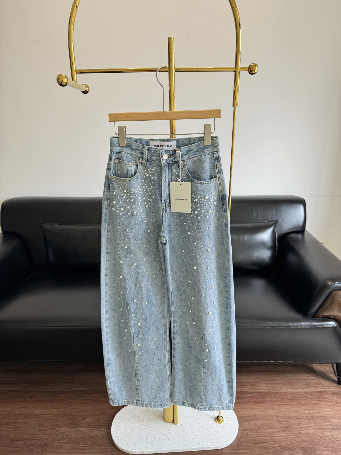 NO:472183,——【Same Model for Celebrities】ANN ANDELMAN wide-leg scimitar pants casual pants flash diamond pearls old conventional jeans heavy industry bead design, fashionable and stylish can be easily controlled with T-shirts or shirts, it is difficult to refuse casual casual pants, simple washing and grinding white with an old feeling, visually lifting the leg proportions, one-time concave type SML, jeans,shirts,tees, t-shirt,alexander wang19860909——【明星同款】ANN ANDELMAN阔腿弯刀裤休闲裤闪钻珍珠做旧常规款牛仔裤 重工钉珠设计,时髦感爆棚搭配T恤或衬衫都能轻松驾驭,难以拒绝随性休闲裤,简单水洗磨白自带做旧感,从视觉上拉升腿部比例,一次凹出型 码数sml,,jeans,shirts,tees，t-shirt,alexander wang,Women's clothing