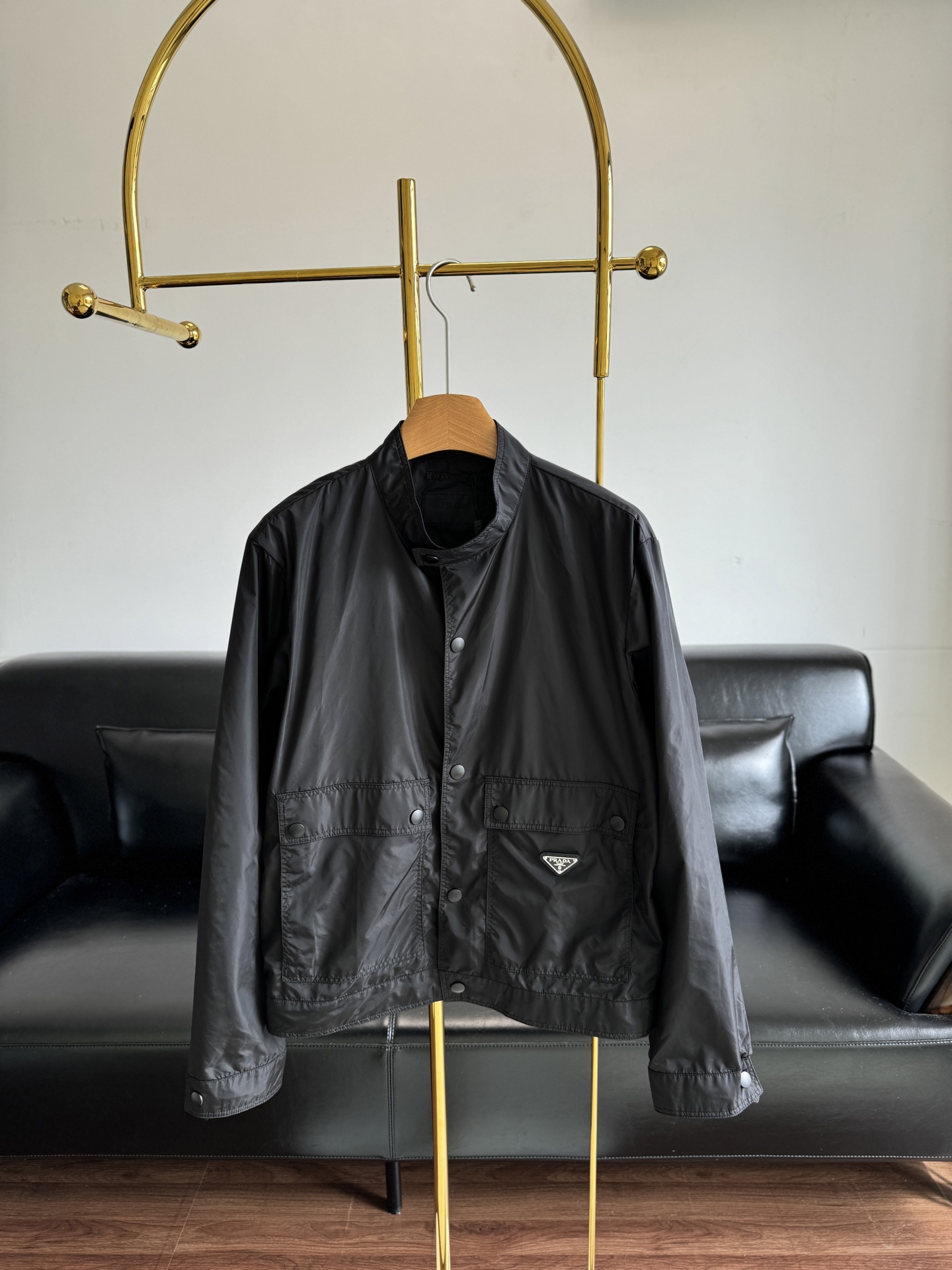 NO:472175,——Prada 25 new triangle logo nylon jacket When I first saw it, I was attracted by the simple and high-end style. The classic black does not have too many complicated decorations, but Prada's unique fashion attitude is hidden in every line. The moment I put it on, it seems that the whole person is injected with a strong aura. That kind of confidence arises naturally and walks with a wind~ Number 48 50 52 54,,prada,jackets & coats,alexander wang19860909——Prada 25新款三角标徽标尼龙外套 刚看到它的时候就被简约又高级的版型吸引.经典的黑色,没有过多繁杂的装饰,却在每一处线条里藏着Prada独有的时尚态度.穿上身的瞬间,仿佛整个人都被注入了一股强大的气场,那种自信感油然而生,走路都带风~ 码数48 50 52 54,,prada,jackets & coats,alexander wang,Women's clothing