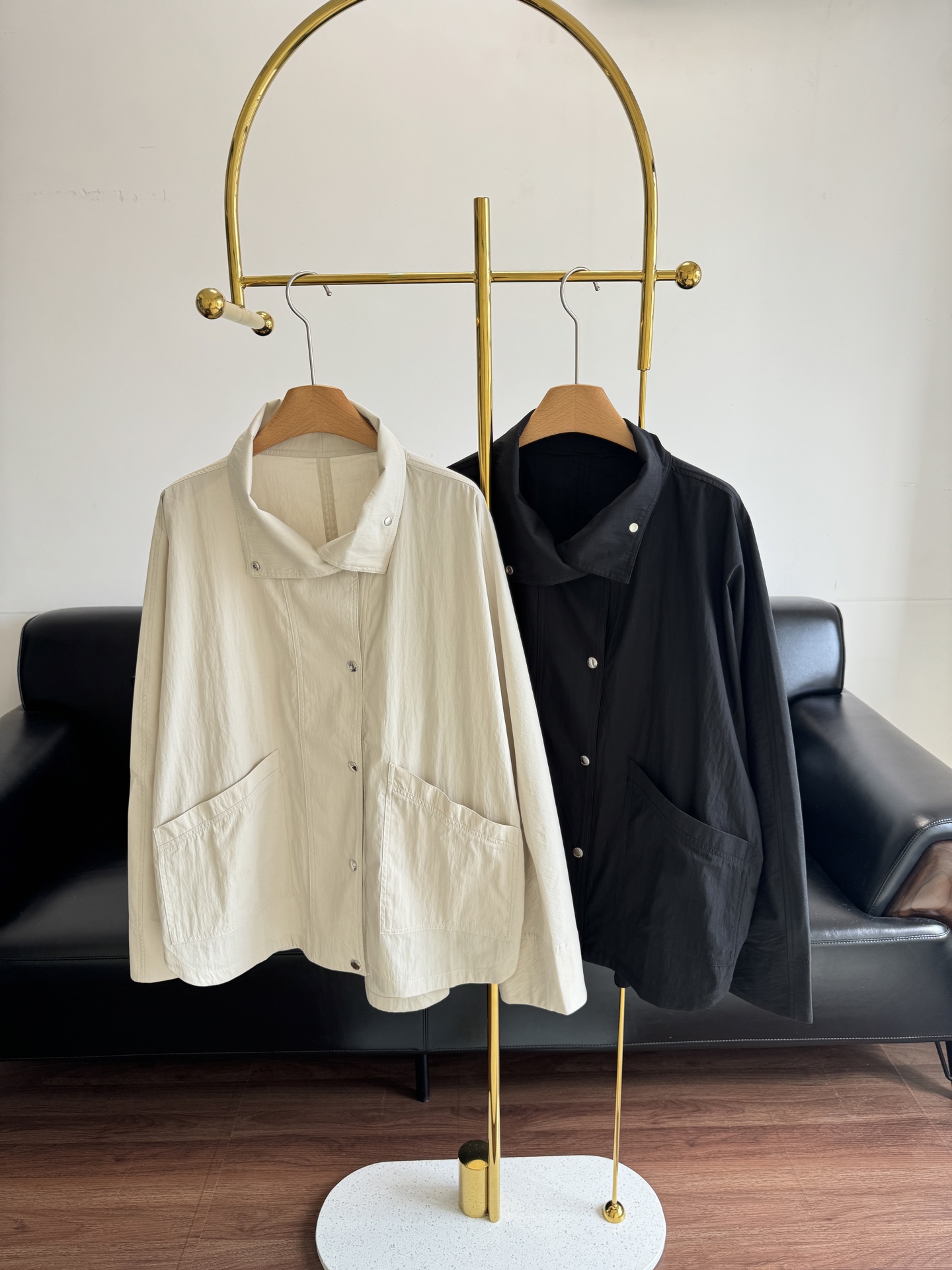 NO:472160,——TOTEME25 New style, stand-up collar bat cuff pocket jacket, casual shoulder-falling. This loose style is so friendly. It covers the flesh and makes you look slim and not picky. It is casual and comfortable. It is simply a slack ceiling. The stand-up collar and metal buttons are designed with a simple and small details. It makes you feel very ambiance when you wear a pair of white shoes~ Who can not love this comfortable outfit!  Code sml, Jackets & coats,alexander wang19860909——TOTEME25 新款 立领蝙蝠袖口袋外套 随性落肩 这种宽松版型太友好了,遮肉显瘦不挑人,随性又自在,简直是松弛感穿搭的天花板,立领加上金属纽扣的设计,简约中又带着点小细节,随便搭一双小白鞋就很有氛围感～这种舒服的穿搭谁能不爱！ 码数sml,,jackets & coats,alexander wang,Women's clothing