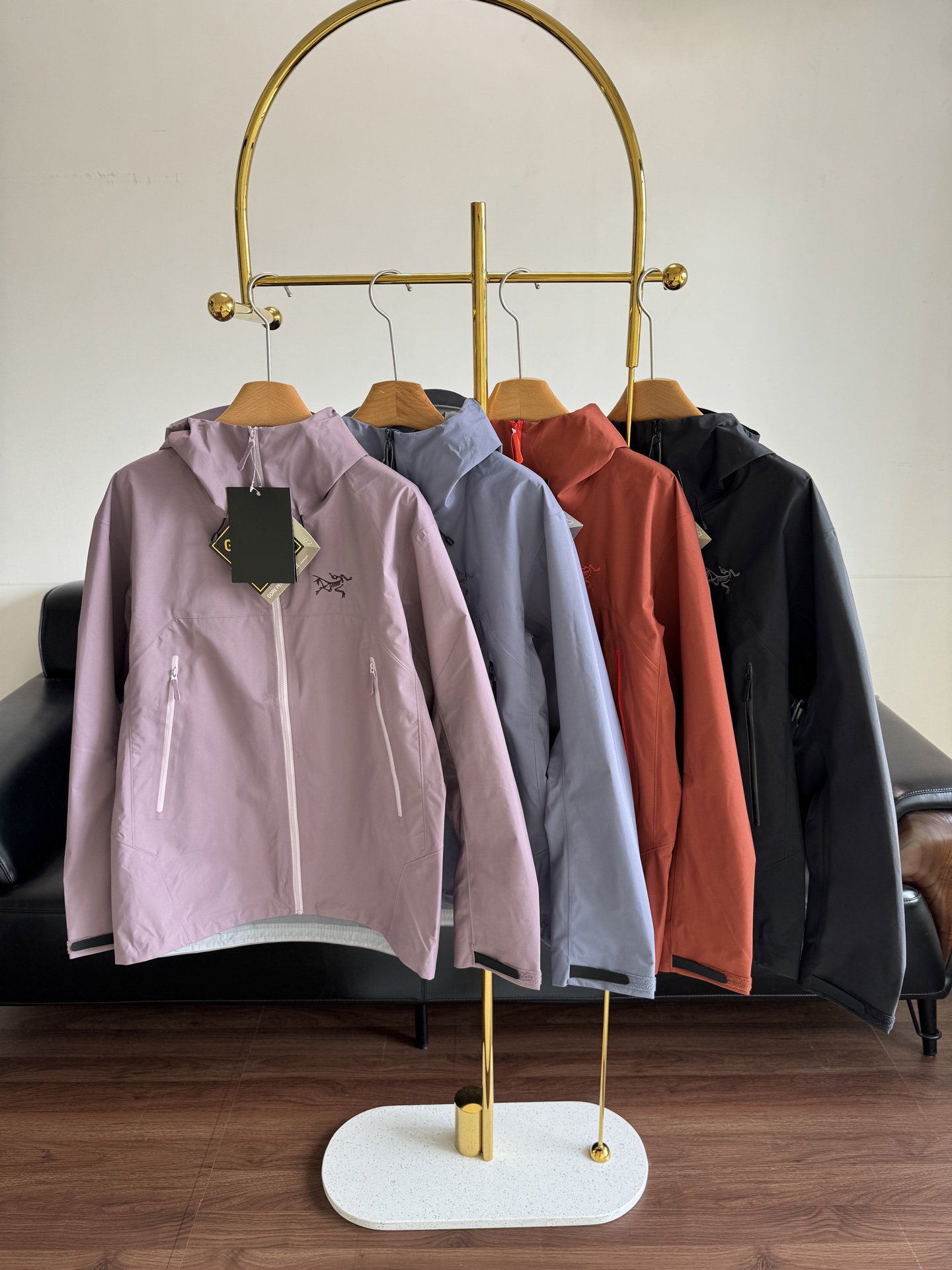 NO:474278,——Arcteryx beta lightweight Waterproof, windproof, breathable hooded casual jacket jacket Lightweight and high-performance, lightweight and wear-resistant, windproof, waterproof and breathable, suitable for a variety of activities and environments! ARC TERYX logo embroidery on the chest!  Simple design, reduces excess parts, improves portability, and is suitable for fast changing weather. Although lightweight, the material is durable, suitable for many outdoor environments such as hiking, mountaineering, traveling. Fitted tailoring, sports tailoring, provides good freedom of movement, suitable for dynamic sports. Easy to store, can be easily folded and stored, and is easy to carry.19860909——Arcteryx始祖鸟beta lightweight 防水防风透气连帽休闲夹克外套 轻量高性能,轻薄而耐磨,防风、防水且透气,适用于多种活动和环境! 胸前采用ARC TERYX徽标刺绣！设计简洁,减少多余部件,提升便携性,适合快速变化天气.虽然轻便,但材料耐用,适合徒步、登山、旅行等多种户外环境.合身剪裁,采用运动剪裁,提供良好的活动自由度,适合动态运动.收纳方便,可轻松折叠收纳,便于携带. 码数s-xxl,arc'teryx,jackets & coats,jackets & coats,hats,alexander wang,Women's clothing