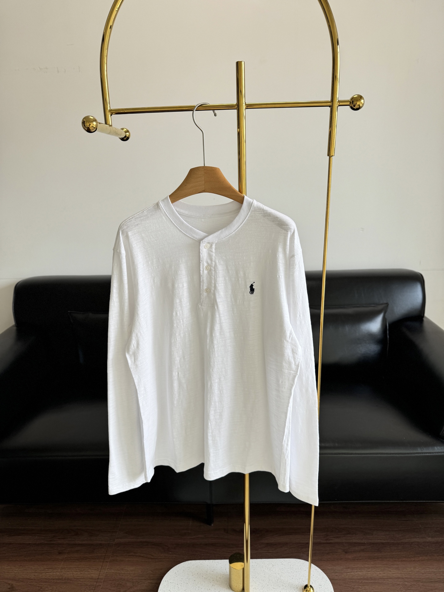 NO:474253,——Raph Lauren Henry's neck embroidered long sleeves Henry's neck design, fitted style, no swelling feeling on the upper body, slightly loose three-button placket!  Cook the meat and make you look slimming!  Meets the needs of internal and external layering, not bloated/very practical!  The same-colored threaded neckline/collar smooth fit/collar inner wrap strip reinforced hem double needles and car pressing process is not easy to loosely deform~ Number of codes ml, alexander wang19860909——拉夫劳伦 亨利领刺绣长袖 亨利领设计,合身版型上身没有膨胀感 微宽松三扣门襟！收肉显瘦！ 满足内外叠穿需求,不显臃肿/很实穿！ 定染同色螺纹领口/领口平整贴合/领内包条加固下摆双针冚车压线工艺不易松散变形～ 码数ml,,alexander wang,Women's clothing