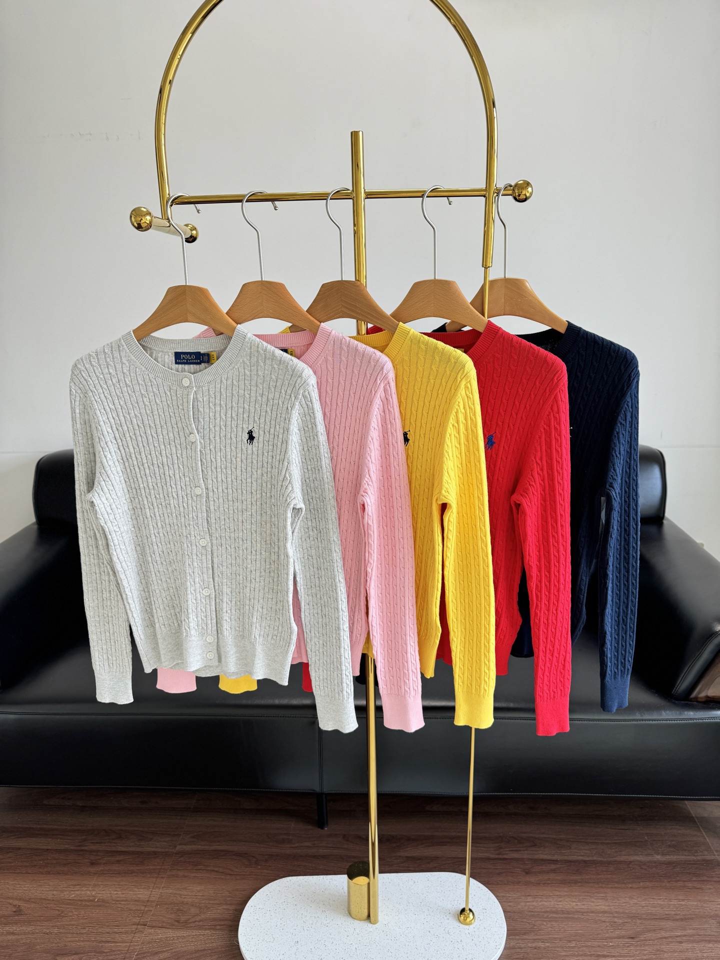 NO:474272,——Raf Lauren Five-color slim-fit knitted cardigan Raf’s 1000-year classic series!  A must-have cardigan in the closet!  Classic cork knitted cardigan. All details are suitable for spring, autumn and winter. The fabric is not thin or thick. There is no need to say much about how easy it is to wear. Cardigans of this quality can be bought with more than two pieces of each person. Size sml Pink Yellow Red Navy Gray, Alexander wang19860909——拉夫劳伦 五色修身针织开衫 拉夫万年经典系列！衣橱里必备开衫哈！经典绞花针织开衫.所有细节跟适合春秋冬季,面料不薄不厚,好穿程度就不需要多说了,像这种品质的开衫,人手两件以上入手 码数sml 粉色 黄色 红色 藏青色 灰色,,alexander wang,Women's clothing