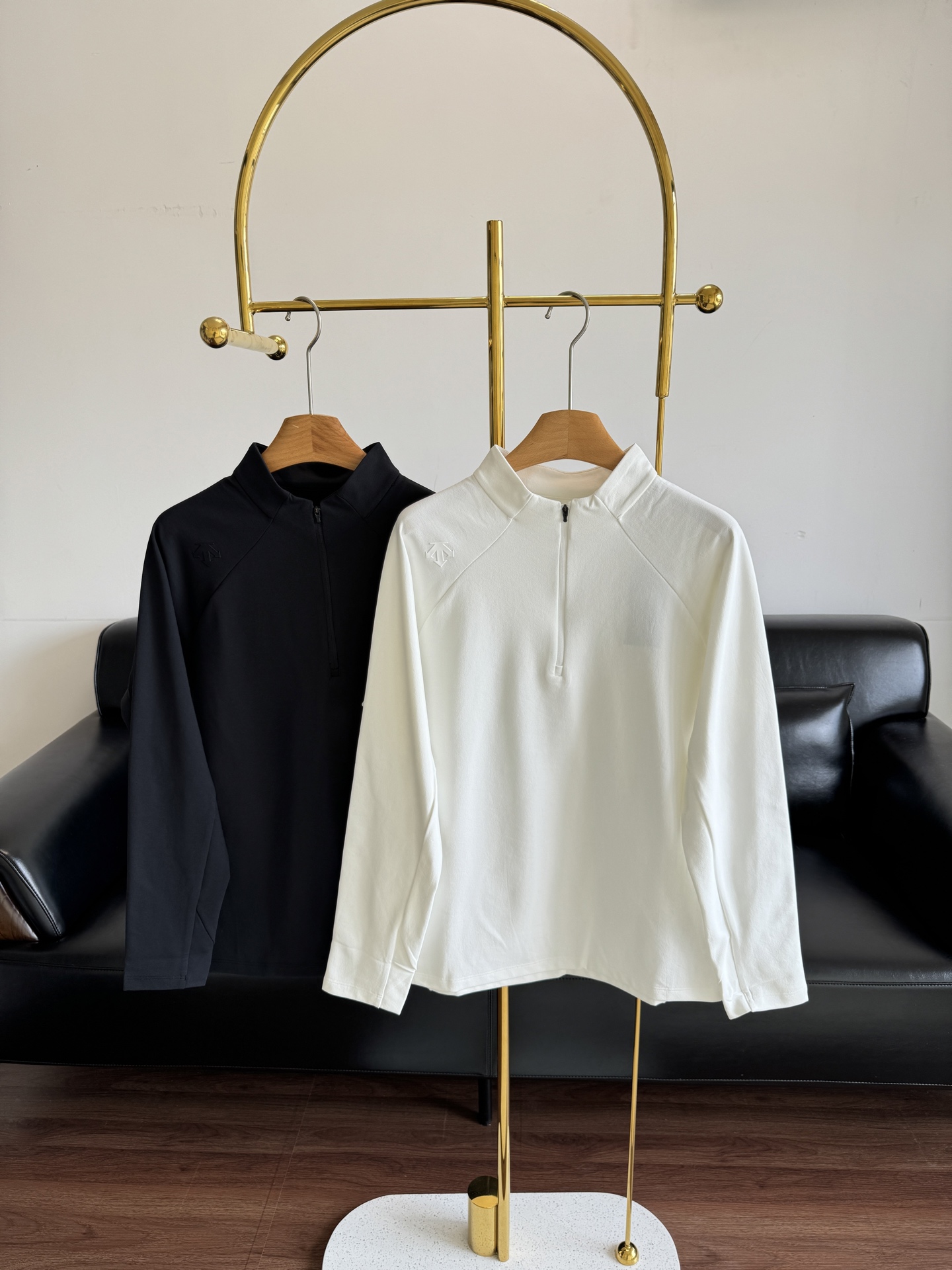 NO:475598,——DESCENTE TRAINING comprehensive training training sports fitness men's semi-zipper long-sleeved TRAINING series classic half-zippered long-sleeved sweater. Made of SOLOTEX thin velvet thick double-sided fabric, the fabric feels delicate, warm and skin-friendly, and has rich elasticity. Paired with a one-piece ragdoll sleeve cutting design, it is more suitable for the body's sports outline and increases the shoulder and back exercise space!  Code number l-3xl, alexander wang19860909——DESCENTE迪桑特TRAINING综训训练运动健身男士半拉链长袖 TRAINING系列经典半开拉链设计长袖针织衫.采用SOLOTEX薄绒厚双面布制作,面料触感细腻,保暖亲肤,且弹性丰富.搭配一片式插肩袖裁剪设计,更贴合身体运动轮廓,增加肩背运动空间！ 码数l-3xl,,alexander wang,Women's clothing