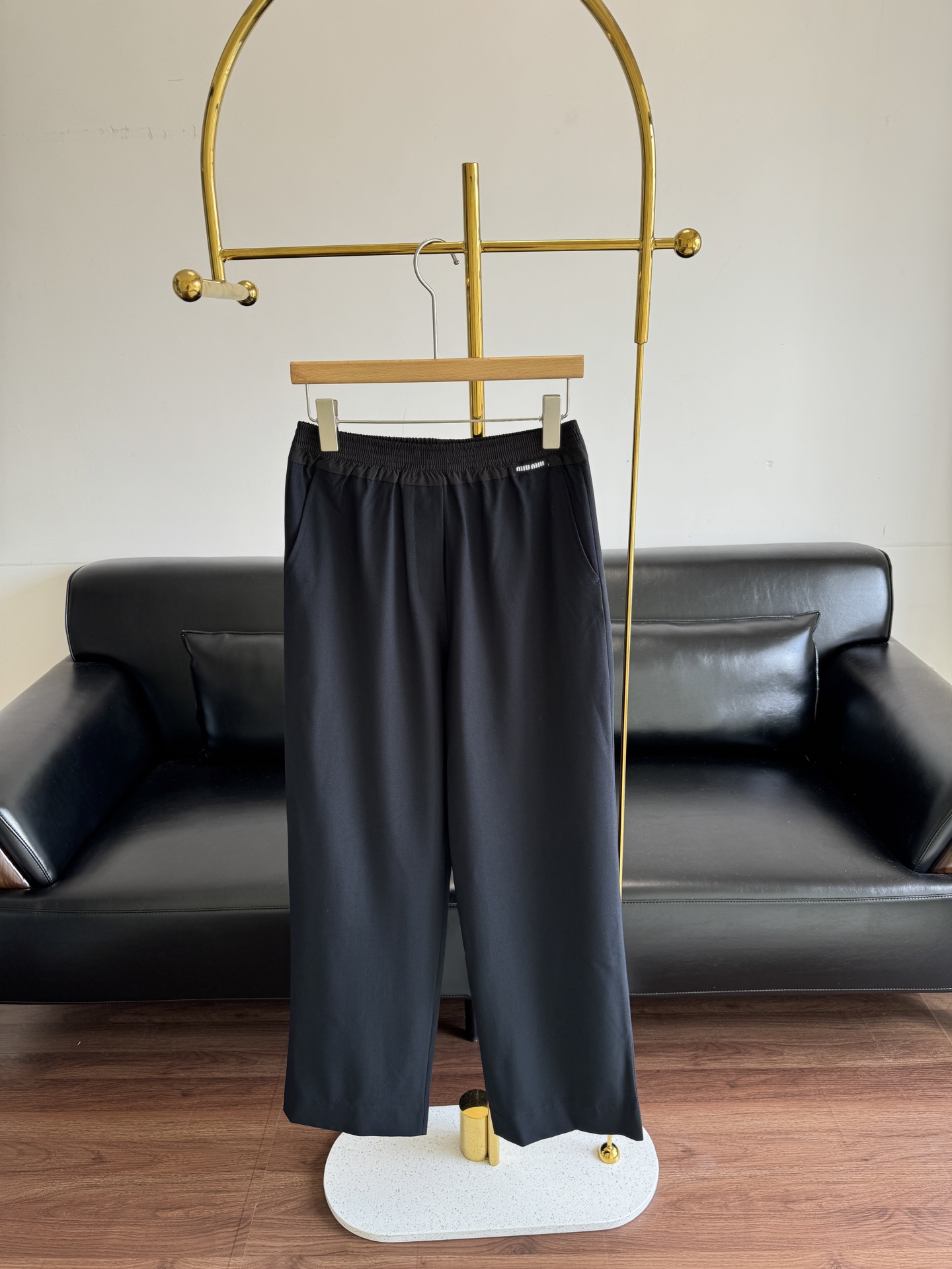 NO:475574,——Miumiu 25FW early autumn new model, micro-label straight-leg casual pants, treasure pants really can’t hide them!  This one is amazing!  The style is soul pants, which is really slim and beautiful. It is completely aesthetically pleasing to the point of view. It covers the hips and flesh and makes it look slimming. The tailoring is suitable for all figures!  Code sml, miumiu, alexander wang19860909——Miumiu 25FW早秋新款 微标直筒休闲裤 宝藏裤子真的藏不住了！这条太绝了！版型是灵魂神裤,真滴很显瘦狠好看,完全长在审美上,特别的遮胯遮肉显瘦,剪裁适合所有身材！ 码数sml,,miumiu,alexander wang,Women's clothing