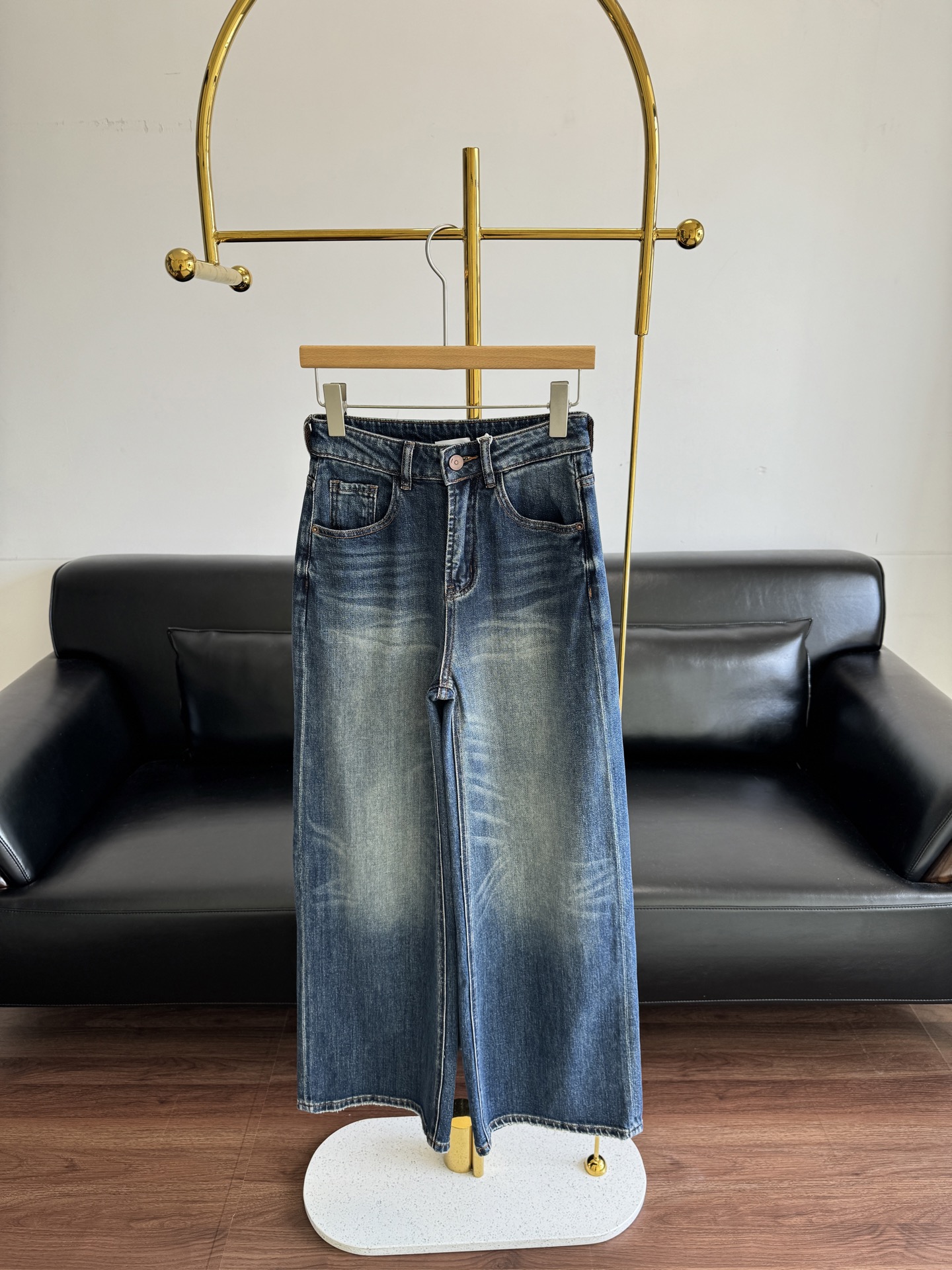 NO:475586,——the row Retro blue wide-leg regular jeans, a gray and high-end nostalgic washing blue texture that makes people shine, high waist to navel, loose straight to ankle style, soft pure cotton, extremely comfortable. It uses imported elastic denim fabric from Turkey, and the feel is really soft!  It's not the kind of fabric that can be loose after washing. ♂ One cent, one cent, quality, number s-xxl, jeans, alexander wang19860909——the row 复古蓝色阔腿常规款牛仔裤 让人眼前一亮的灰常高级的怀旧洗水蓝质感~高腰到肚脐,宽松直筒到脚踝版型,柔软纯棉,舒适度极高 采用土耳其进口弹力牛仔面料, 手感真的柔软！不是那种洗洗就松垮的面料 ♂ 一分钱一分品质哈 码数s-xxl,,jeans,alexander wang,Women's clothing