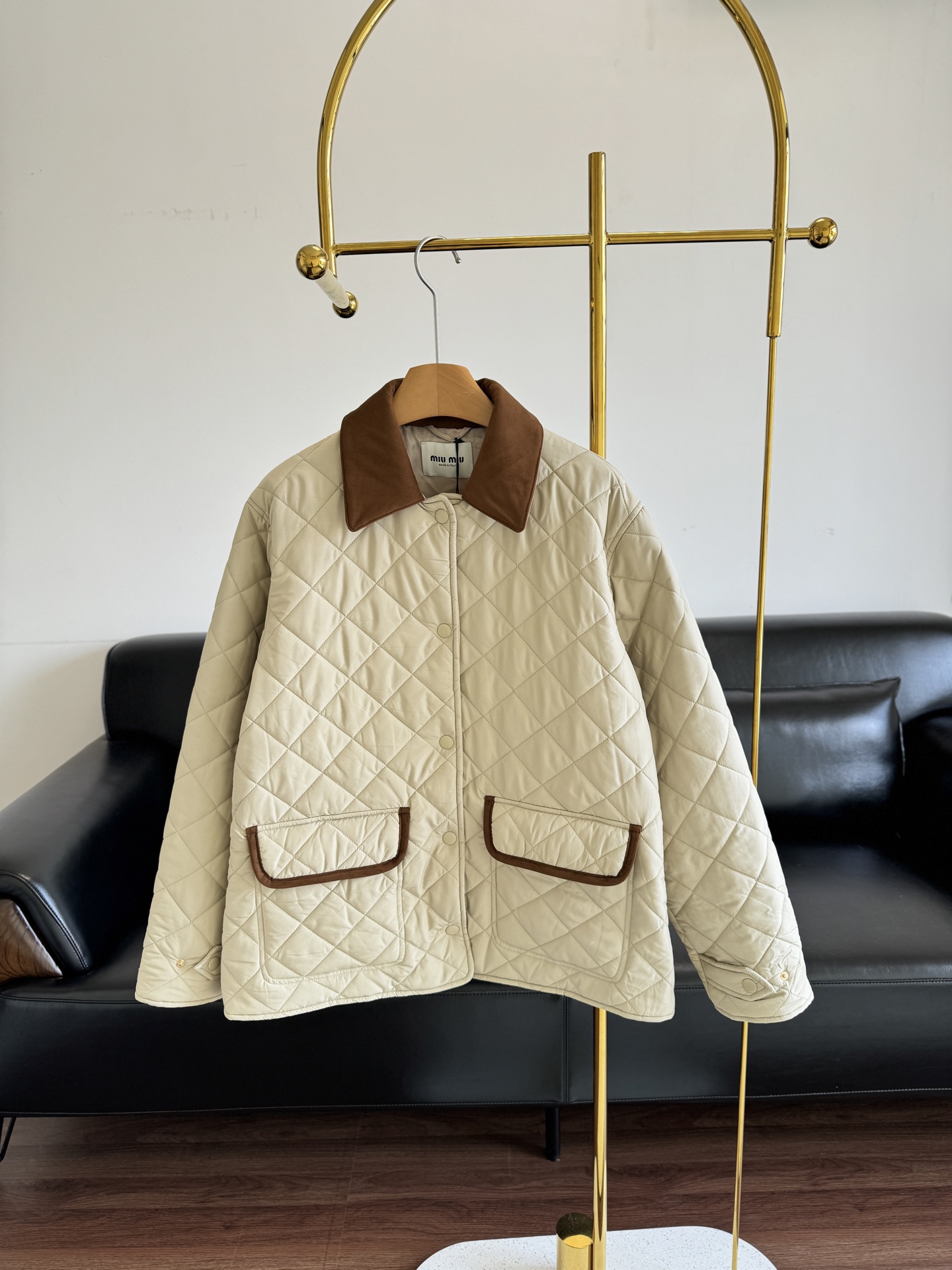 NO:475635,——Miumiu 2025 new diamond lapel cotton jacket Miu's small cotton jacket is really love to match, warm and cute. The khaki color scheme makes people love it. This winter is very heartwarming. The flip pocket hand warms the hand to increase capacity. The design is rich and practical. The hem snap slit adjusts elasticity and fits more inclusive. Full of details, showing the low-key and high-end feeling to get rid of dullness. Combining warmth and fashionable!  code number s-xl, miumiu, alexander wang19860909——Miumiu 2025新品菱格翻领棉服 miu的小棉服搭配起来真的很爱,保暖又可爱 卡其色的配色让人爱不释手 这个冬季有它在很暖心 翻盖口袋暖手增大容量 设计丰富实用 下摆按扣开衩调节松紧更合身包容 细节满满 彰显低调高级感摆脱沉闷 集保暖与时髦一体！ 码数s-xl,,miumiu,alexander wang,Women's clothing