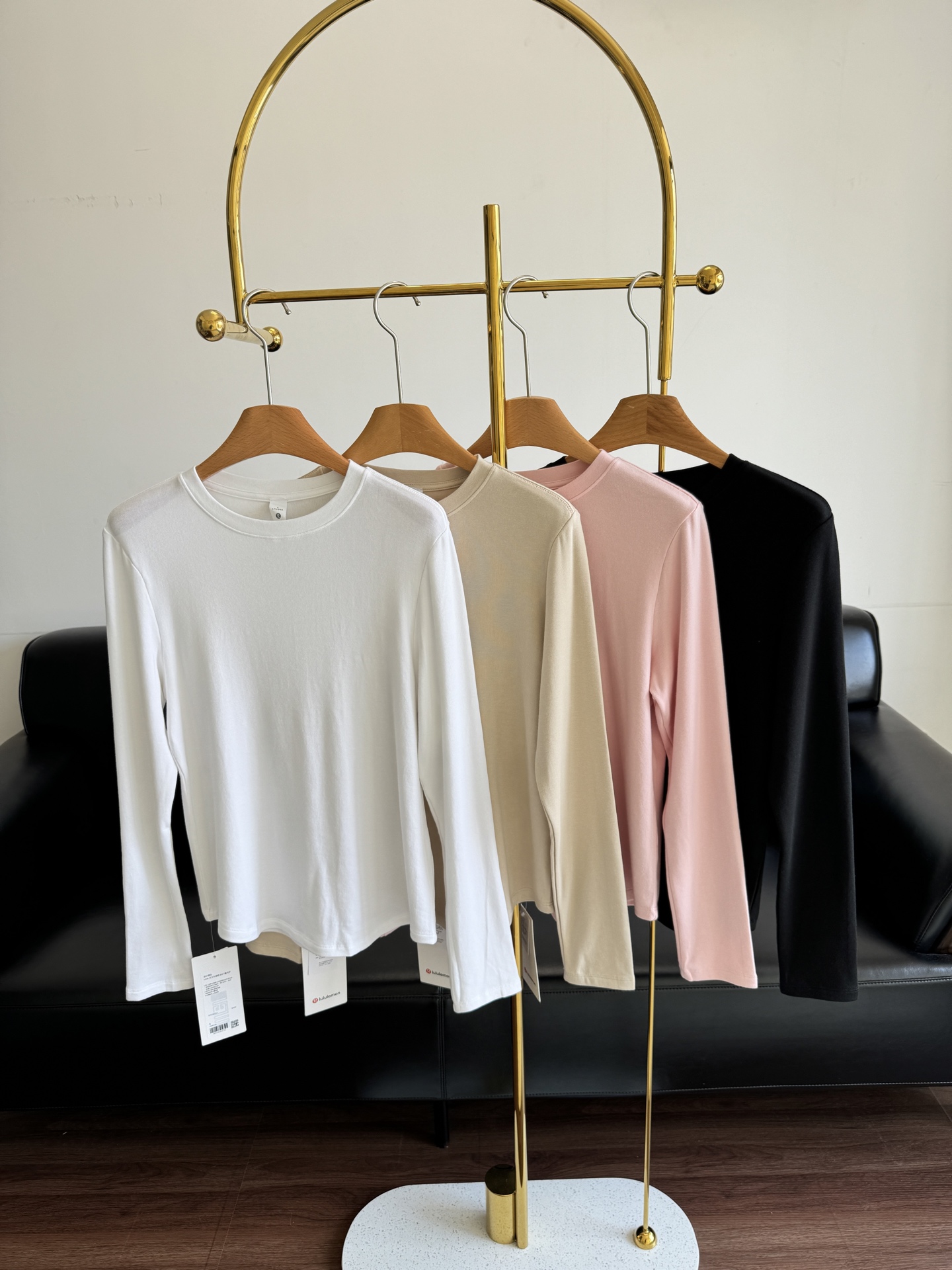 NO:477451,——lulu round neck solid color long sleeves basic ceiling!  This set of solid color long-sleeved base shirts is so amazing, with a weight of 180 grams that gives you just the right warmth and you can do it every day!  Curved hem + slightly tighten your waist, hide your belly into the droop of the fabric, look from the side, and the hip line is naturally supported, instantly creating an 'hourglass curve! Number of 4 6 8,,alexander wang19860909——lulu 圆领纯色长袖 基础款天花板！这组纯色长袖打底衫太绝,180重克量赋予恰到好处的暖感,日常运动皆可！弧形下摆+微微收腰,把小肚腩藏进面料垂坠里,侧面看,臀线被自然托起,瞬间打造“沙漏曲线！ 码数4 6 8,,alexander wang,Women's clothing