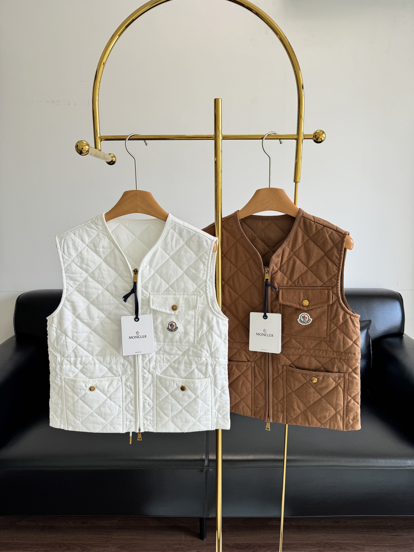 NO:477438,——The 25-inch new cotton vest in autumn and winter, aged-reducing small V-neck diamond design!  Soft and comfortable feeling like clouds yyds!  A sweet and salty temperament girlish style!  Exclusive contrasting thread patch Positioning contrasting color logo layered too stylish Customized matte fabric texture soft, light and comfortable!  Code sml, Moncler, alexander wang19860909——蒙口 25秋冬新品棉服马甲 减龄小V领菱格设计！ 云朵般柔软的舒适感yyds！ 可甜可盐气质少女风！ 专属撞色螺纹贴布 定位撞色徽标 叠穿太有范儿 定制哑光面料质感柔软轻盈舒适！ 码数sml,,Moncler,alexander wang,Women's clothing