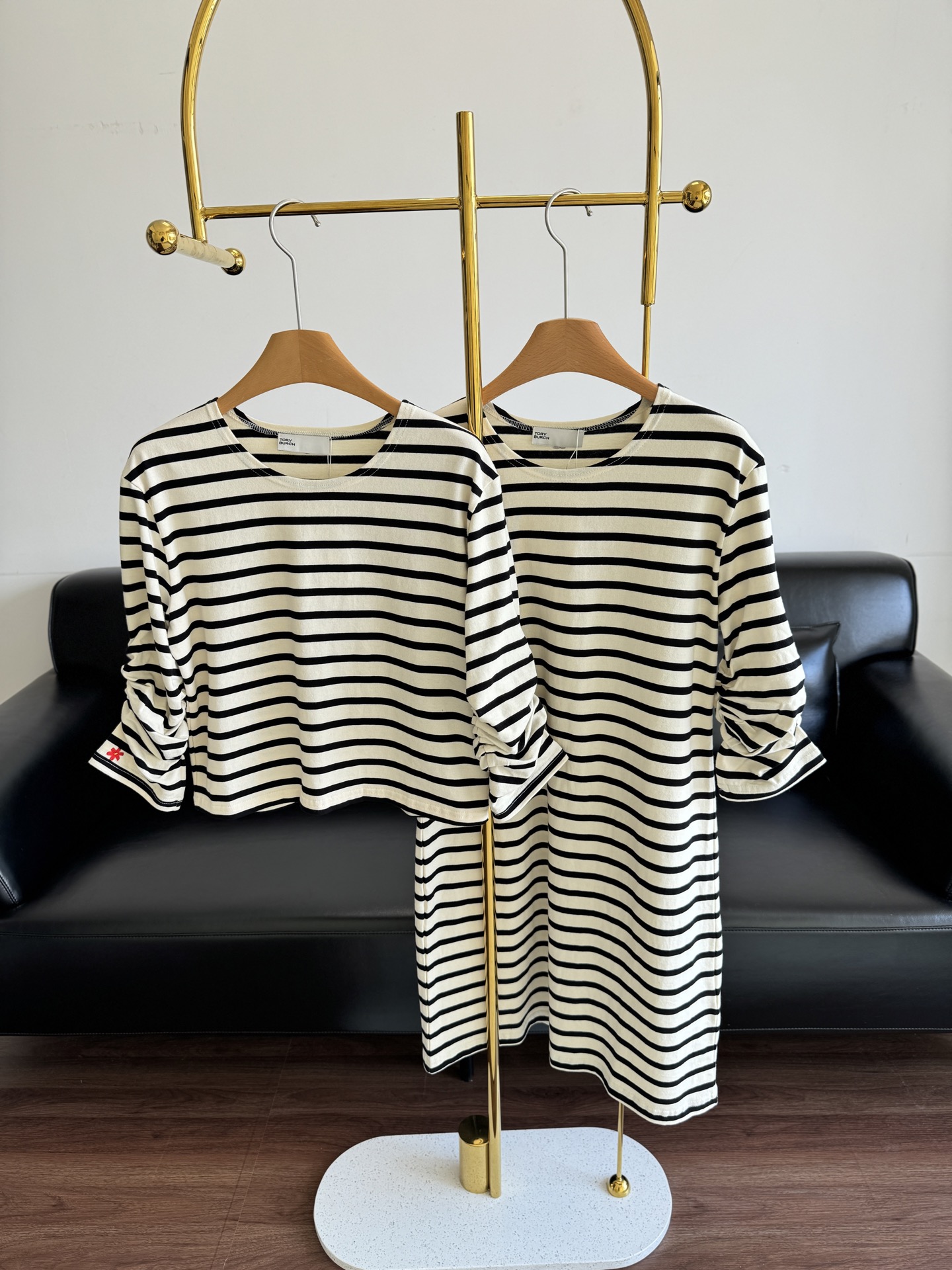 NO:477420,Short-sleeved long skirt p Tory Burch Tang Liboqi 25 autumn new black and white striped women's long-sleeved T-shirt classic black and white striped design, red small flower decoration on cuffs, very design sense. The fabric is high-quality cotton, comfortable to touch. The seven-quarter sleeve design, round neck simple and elegant, suitable for daily commuting outfits. Size: S.M.L,,burberry, skirts, T-shirt,tees, t-shirt,alexander wang19860909短袖长裙p Tory Burch汤丽柏琦 25秋季新品黑白条纹女款长袖T恤 经典黑白条纹设计,袖口红色小花装饰,很有设计感.面料是优质棉质,手感舒适.七分袖设计,圆领简约大方,适合日常通勤穿搭 码数: S.M.L,,burberry,skirts,T-shirt,tees，t-shirt,alexander wang,Women's clothing