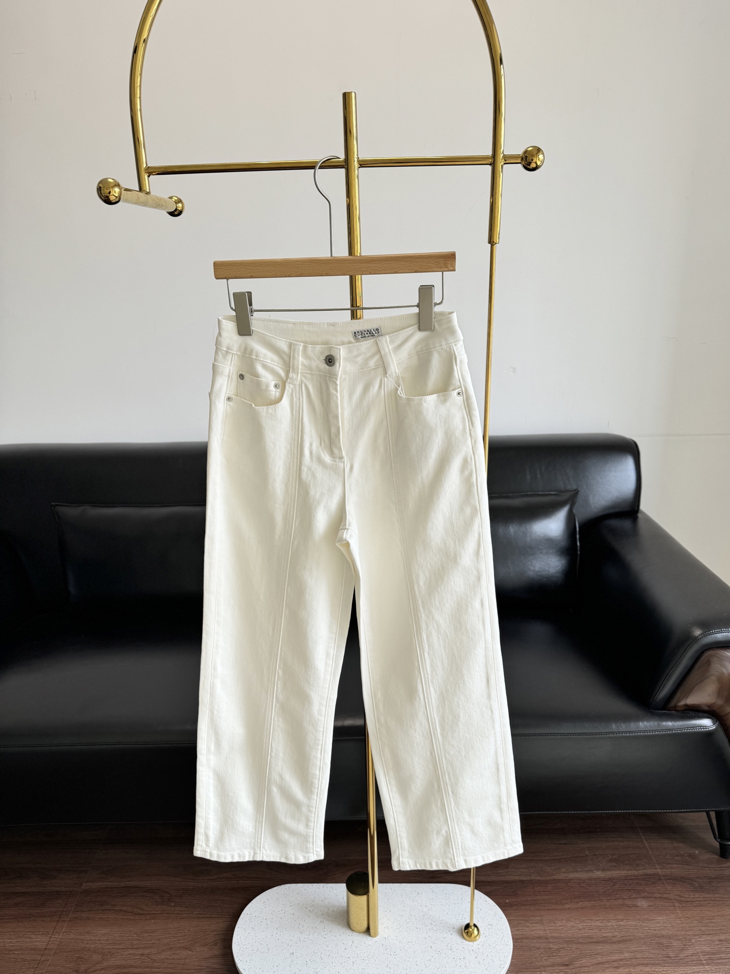 NO:478959,——Brunello Cucinelli Straight Loose Casual Jeans Trousers Large Straight Pants Front Stitch!  It is more slimmer and three-dimensional visually, with a cool and handsome upper body, and a bit literary style. In short, modern and fun!  Loose and friendly, not picky in the legs!  Don’t pick on height, the point is that these jeans are particularly slack!  !  25-30, brunello cucinelli, jeans, alexander wang19860909——Brunello Cucinelli 直筒宽松休闲牛仔裤长裤 大直筒裤型前面缝线！视觉上更显瘦更立体,上身飒爽帅气,又有几分文艺范,总之,摩登又好玩！宽松友好,不挑腿型！不挑身高,重点是,这条牛仔裤特别懂松弛感！！ 码数25-30,,brunello cucinelli,jeans,alexander wang,Women's clothing