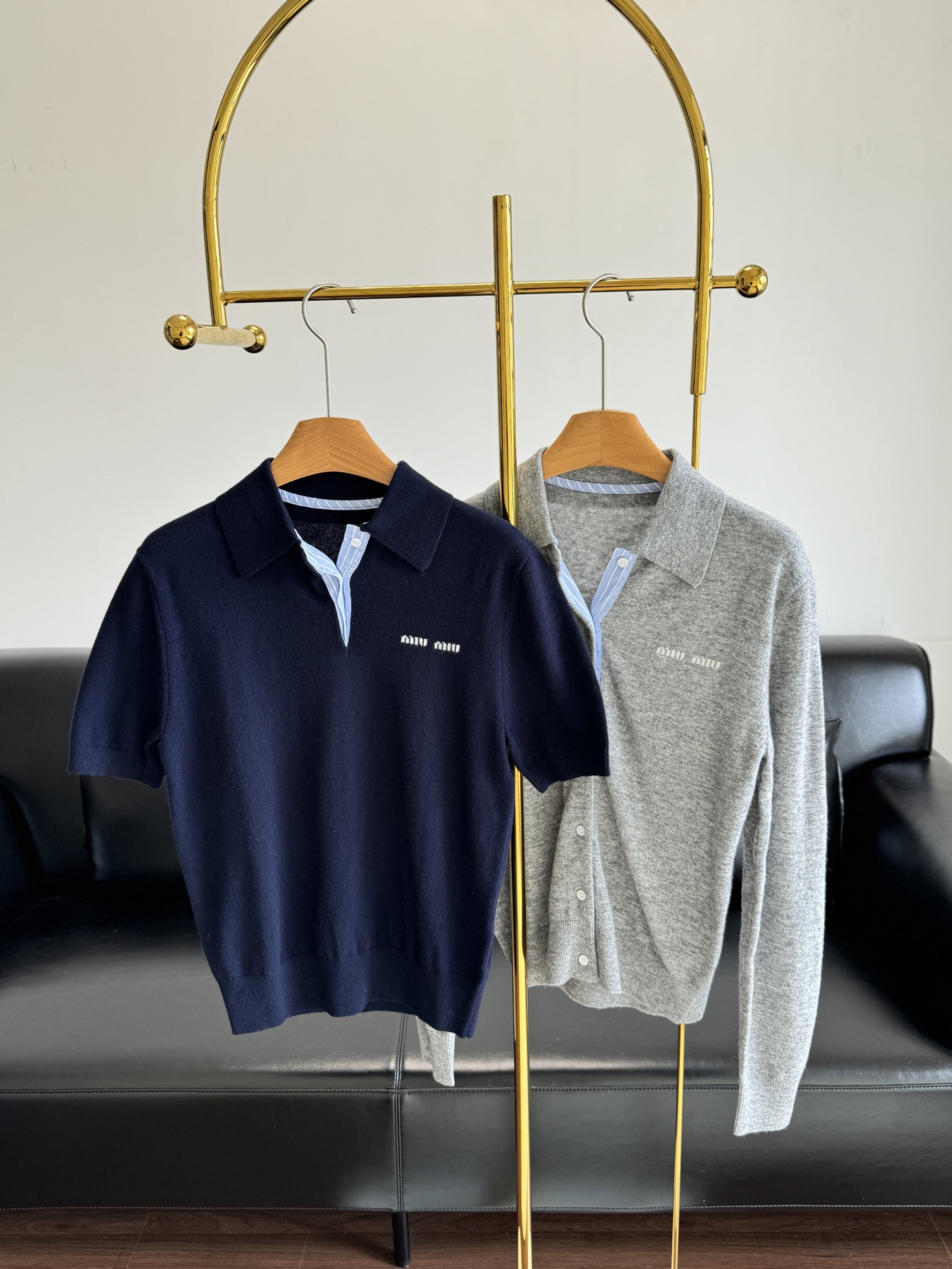 NO:478991,Short-sleeved long-sleeved p miumiu letter micro-label polo knitted short-sleeved sleeves are simply the perfect combination of retro and sweetness!  The letters on the chest are simply the favorite of details control!  It is low-key and unique, making people recognize this MIUMIU style at a glance. The micro-label design can also cleverly enhance the overall sense of high-endness and make your outfit more textured!  Code sml, miumiu, T-shirt, alexander wang19860909短袖长袖p miumiu 字母微标polo针织短袖 简直是复古与甜美的完美结合！ 胸前的字母微标,简直是细节控的最爱！低调又不失个性,让人一眼就能认出这是MIUMIU的风格.微标设计还能巧妙地提升整体的高级感,让你的穿搭更加有质感！ 码数sml,,miumiu,T-shirt,alexander wang,Women's clothing