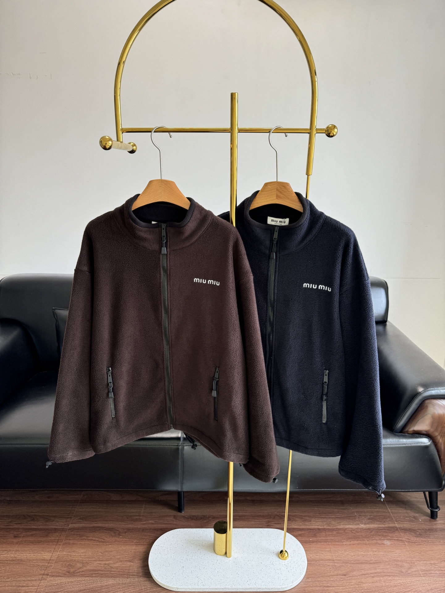 NO:478975,——Miumiu25 new fleece jacket in autumn and winter, retro and atmosphere~ I’m looking forward to autumn, a fashionable tool!  Great feel!  The feeling of being surrounded by warmth on the upper body!  !  Miu fleece that cannot be refused!  !  !  This sweatshirt is really big oversize, the style is so great. S-xl. Coffee. Blue 2 colors. Miumiu. Versace. Hoodie. Sweatshirts. Jackets. Alexander Wang.19860909——Miumiu25秋冬新款摇粒绒外套 复古有氛围感～开始期待秋天了 时髦利器！手感巨巨巨好！ 上身被温暖包围的感觉！！ 无法拒绝的miu摇粒绒！！！ 这件卫衣真的,大大的oversize,版型太赞了 码数s-xl 咖色 蓝色2色,,miumiu,versace,hoodie,sweatshirts,jackets & coats,alexander wang,Women's clothing