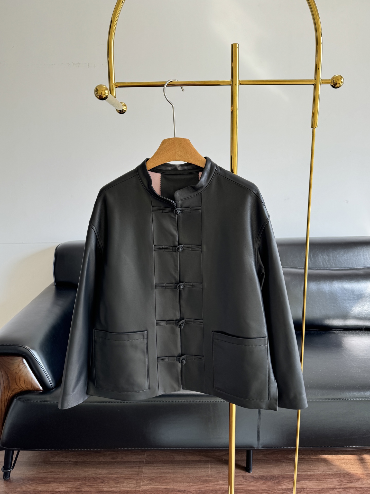 NO:480315,With dust bag - stand-up collar buckle lambskin leather jacket This jacket is the same style as Liu Wen and Song Jia. Their fashion taste makes me look forward to this jacket more. This collision of trend and tradition is really unique. The unique tailoring craftsmanship shows the beauty of details and demonstrates the ingenuity of meticulous craftsmanship!  code number s-xl,,jackets & coats,leather jacket,sheepskin,alexander wang19860909配防尘袋——立领盘扣小羊皮皮衣 这款外套是刘雯和宋佳的同款,她们的时尚品味,让我对这款外套更加期待. 这种新潮与传统的碰撞,真的太别致了 独特的剪裁工艺,展现细节之美,彰显精雕细琢的匠心！ 码数s-xl,,jackets & coats,leather jacket,sheepskin,alexander wang,Women's clothing